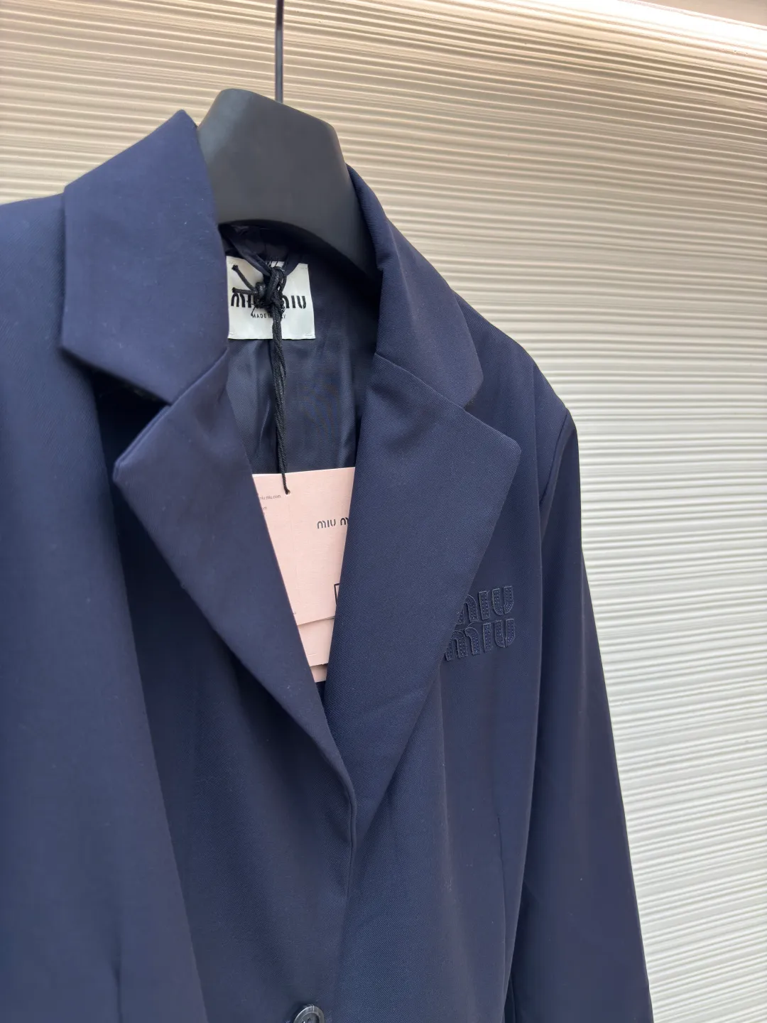 MIUMIU patch-sleeve wool suit ●Authentic product: Purchased and developed for 28900 ●Item number: 1680200-B90 ●Fabric: wool fabric ●Technology: splicing ●Version: fitted version ●Weight: about 725 grams ●Size: 40-42-44-46 ●Description: Original fabric custom-made, blended with 100% wool fabric, navy blue tailor-dyed fabric treated with blue light It is full of high-end feel, and the plaid fabric that focuses on the sleeves is also custom-made with yarn dyeing. There is no difference in the size of the plaid. The workmanship of the suit is super cumbersome. The craftsmanship and procedures lead to the combination of the padding and the ironing of the bone positions, which need to be repeatedly ironed in the semi-finished product. The overall wiring is straight and delicate, the fabric is comfortable and soft, and the color is consistent without color difference. It can be matched with the same style to create a fashionable look and control various occasions. Customized accessories, complete with three standards, same style for men and women!