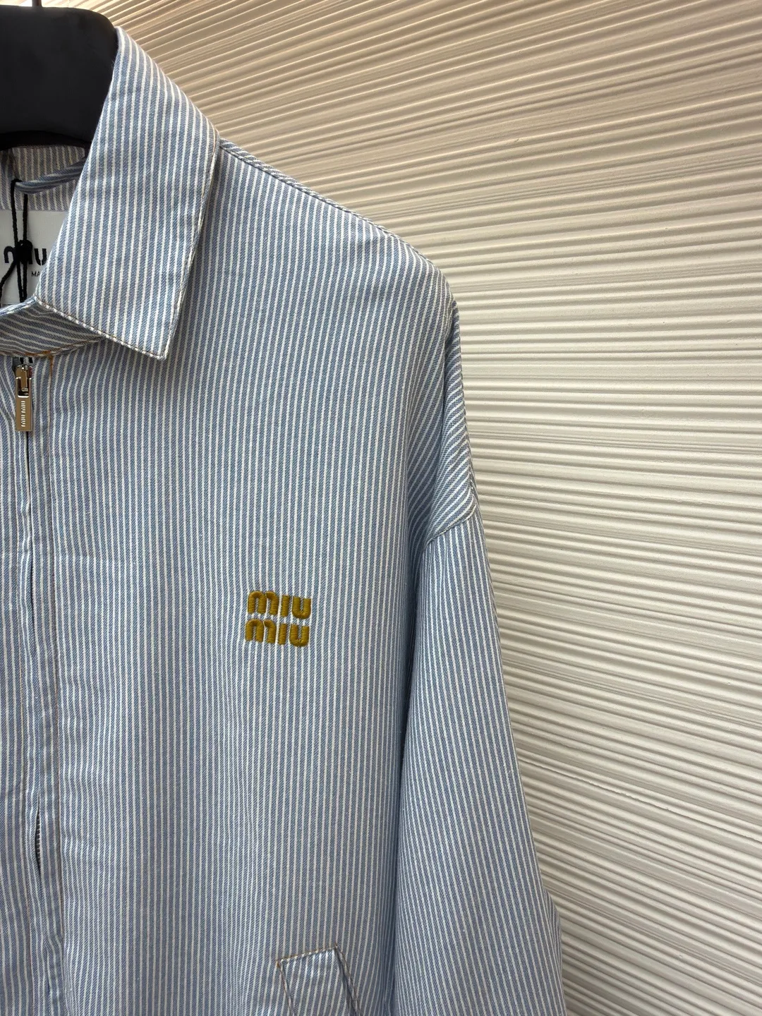 MIUMIU vertical striped jacket ●Original version: Purchased and developed at 16999 ●Item number: 1681202-A85 ●Fabric: washed cotton fabric ●Technology: Enzyme washed and faded production ●Color: blue ●Version: Fitted version ●Weight: about 440 grams ●Size: 36-38-40-42 ●Description: Yarn-dyed washed cotton The stripes woven from the yarn are restored to the same texture as YB after enzyme washing and fading. The chest embroidered with imported machine-operated letters is dense and does not fall off the line. The workmanship on the inside is exquisite. It is worth mentioning that the pockets are three-dimensional patch pockets that are spliced and filled to create a three-dimensional effect. The pockets are accurately positioned. The shape has not been changed and can be worn by both men and women. The overall wiring is straight and delicate, the fabric is comfortable and soft, and the color is consistent without color difference. It can be matched with the same style to create a fashionable look and control various occasions. Customized accessories, complete with three standards, same style for men and women!