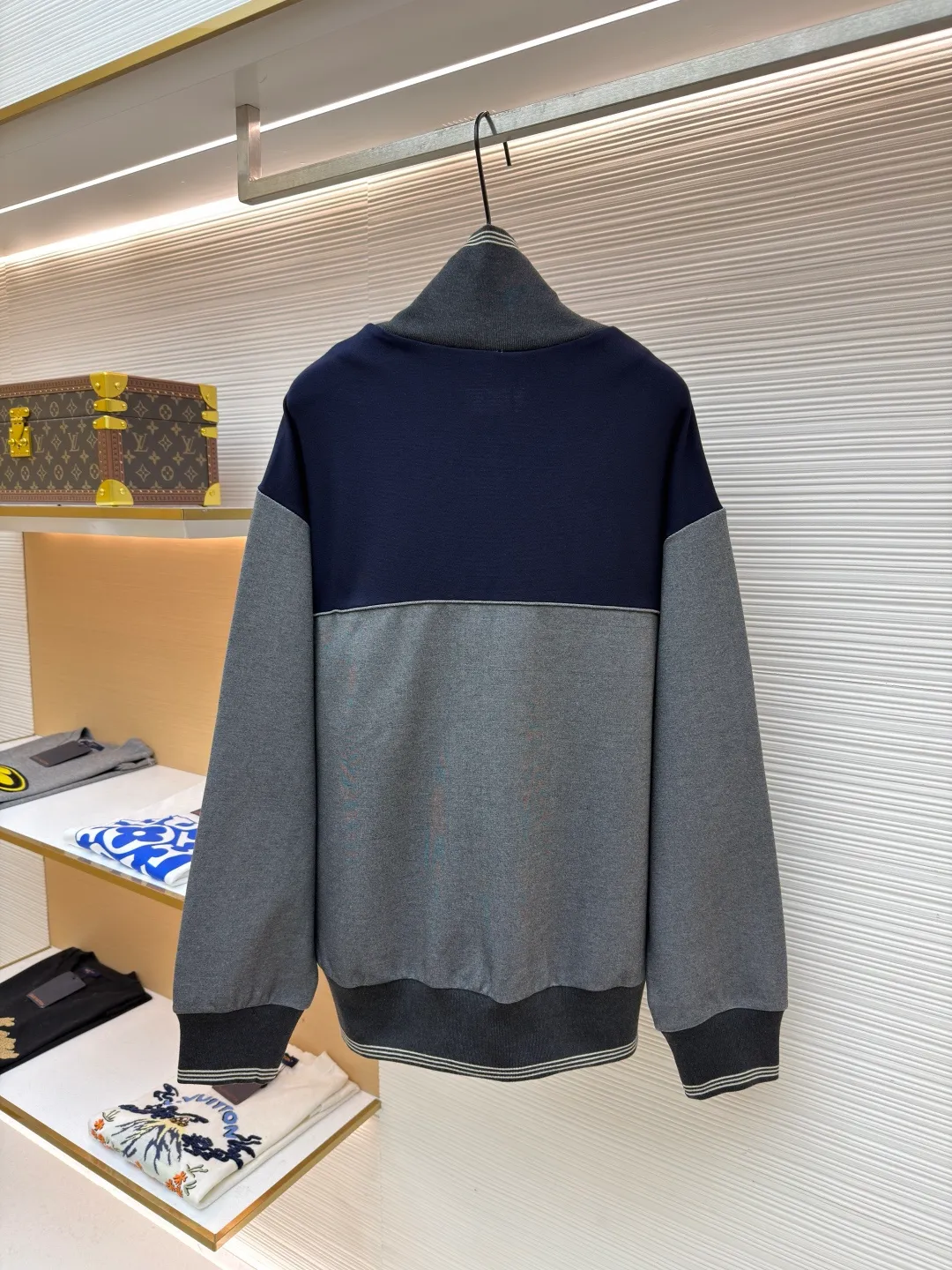 MIUMIU embroidered logo zipper jacket ●Item number: 1682174-B70 ●Material: mercerized wool fabric ●Technology: laser burning ●Color: gray ●Version: fitted version ●Weight: about 990 grams ●Size: S-M-L-XL ●Description: Customized mercerized wool, delicate as silk, warm to the touch When the quiet blue of the deep sea meets the calm gray of the rocks It exudes a sense of high-end and hides restrained aesthetic ideas. It has a neat sports silhouette. The iconic Miu Miu embroidered logo of the same color is embellished on the chest. It is low-key but can hardly hide the identity mark. It is hidden in the public and visible in the mind. The street-style zipper sweatshirt silhouette is disassembled to present an architectural three-dimensional sense of depth. Suit attendance has become the focus of fashion pioneers. Laser burning process is an advanced process that uses laser technology for logo engraving. The laser is projected onto the surface of the material, causing the material to be locally and rapidly heated to melt to form the Miu Miu logo. The position and shape can be precisely controlled. Adopt imported machine embroidery technology, use advanced computer control systems and precision mechanical components to achieve Miu Miu logo embroidery operations with high precision. The lines are smooth and delicate, and the fabrics have been sand-washed. The texture is better, not easy to deform, not easy to shrink, not easy to fade, and maintains long-term beauty. The overall wiring is straight and delicate, the fabric is comfortable and soft, and the color is consistent without color difference. It can be matched with the same style to create a fashionable look and control various occasions. Customized accessories, complete with three standards, same style for men and women!