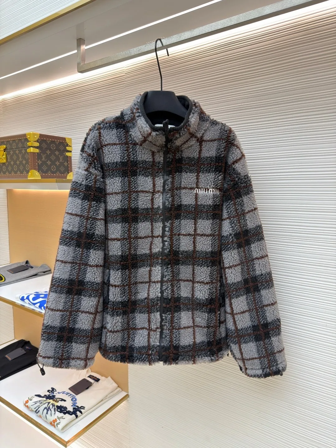 MIUMIU sherpa plaid embroidered zipper jacket ●Original version: Purchased and developed in 20100 ●Item number: 1682023-B25 ●Fabric: wool fabric ●Technology: embroidery production ●Color: gray ●Type: fitted version ●Weight: about 770 grams ●Size: S-M-L-XL ●Description: Made of 80% wool, 20% cotton. This fabric is originally woven and dyed, 100% restored. The lining pocket fabric is made of 100% nylon material and the back collar is matched with 100% wool teddy fleece. The zipper is made of nylon and rubber teeth, and the pull teeth are made of European rubber teeth. The hem has an original engraved elastic buckle. The embroidery adopts 3D three-dimensional embroidery technology, and the embroidered logo is full and three-dimensional. Presenting high-end visual effects. The classic jacket is reinterpreted here, with wool added for added thickness and softness. The classic plaid pattern draws inspiration from menswear style, reinterpreting the style code of sporty femininity. Oversize version. Unlined long-sleeved stand collar. Front zippered side pockets. Double-ended crochet hem. Embroidered logo. The overall wiring is straight and delicate, the fabric is comfortable and soft, and the color is consistent without color difference. It can be matched with the same style to create a fashionable look and control various occasions. Customized accessories, complete with three standards, same style for men and women!
