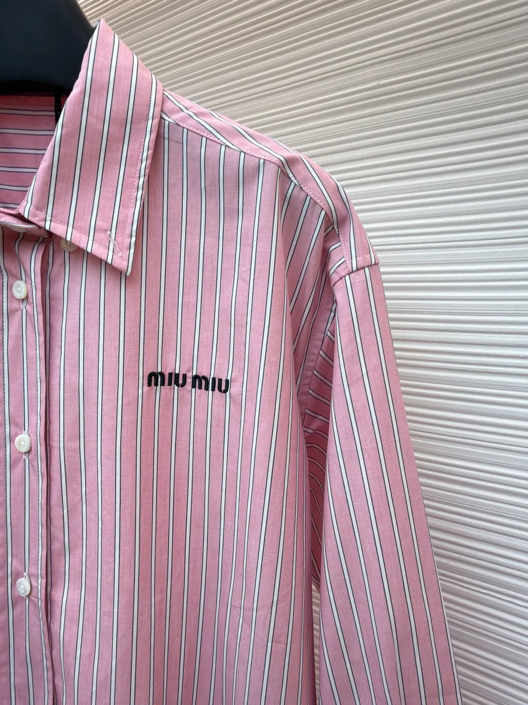 MIU MIU logo pink plaid shirt ●Item number: 1682468-B10 ●Material: pink mist harp pattern shirt fabric ●Technology: infrared positioning cutting machine ●Color: pink ●Version: loose fit ●Weight: about 255 grams ●Size: 36-38-40-42 ●Description: Customized pink mist harp pattern shirt material, rich texture, full color, comfortable and skin-friendly, stunning appearance with a touch of fresh matte powder The stripes are reconstructed using the proportions of harp strings, making every thread a visual note. The iconic Miu Miu embroidery is embellished on the chest, highlighting the brand's identity symbol. Every inch of detail sets off a carefully designed sense of luxury, breaking the rules but making the rules more beautiful. Adopt imported machine embroidery technology, use advanced computer control systems and precision mechanical components to achieve Miu Miu logo embroidery operations with high precision. The lines are smooth and delicate. The infrared positioning cutting bed uses infrared transmitters and infrared receivers to achieve precise positioning of materials. The accuracy can reach the micron level, thereby meeting the effect of high-precision cutting of alignment strips. The use of side-turning and embedded stitching stitching technology can provide high-quality stitching results that are smooth and neat. The overall wiring is straight and delicate, the fabric is comfortable and soft, and the color is consistent without color difference. It can be matched with the same style to create a fashionable look and control various occasions. Customized accessories, complete with three standards, same style for men and women!