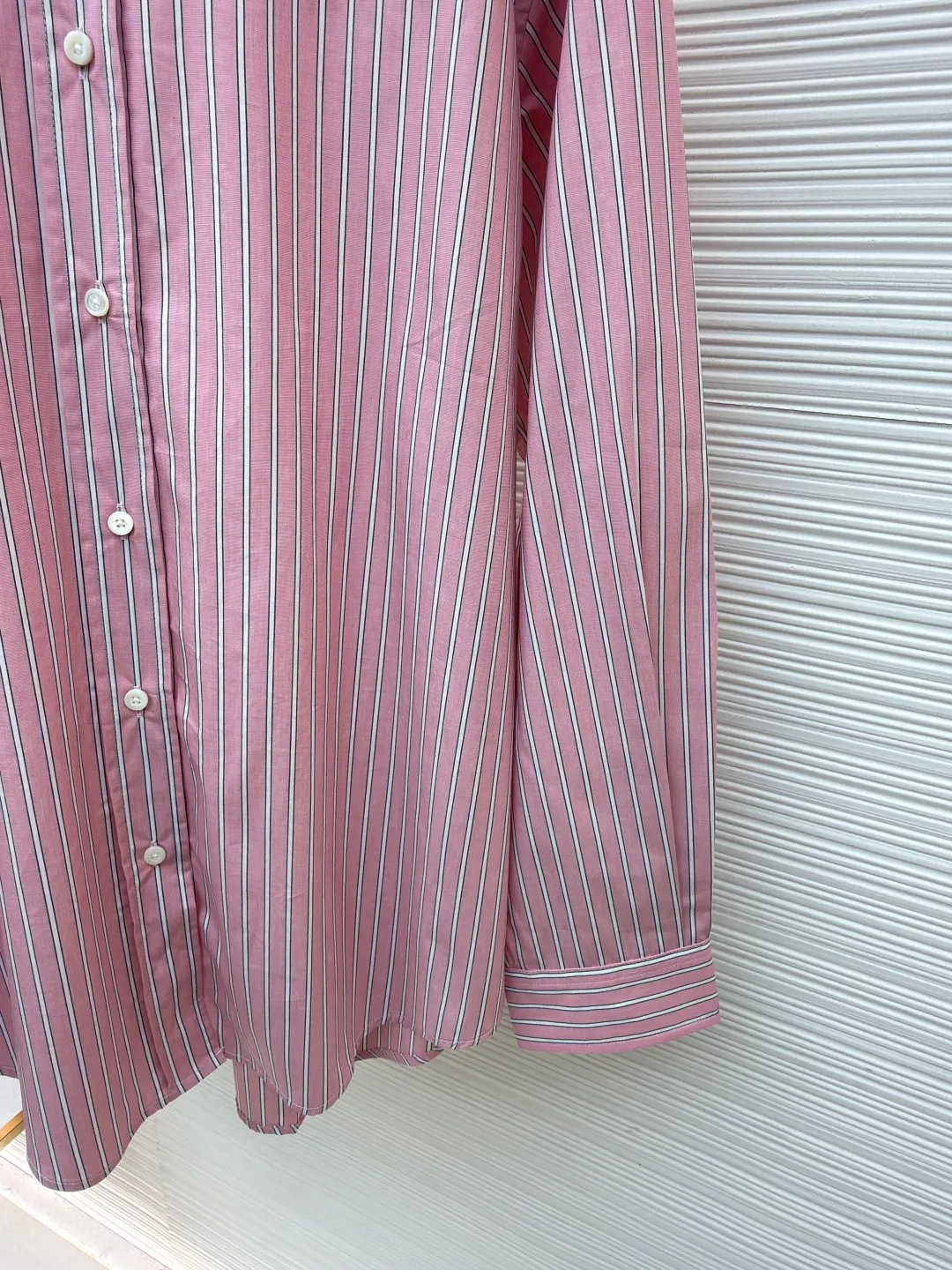 MIU MIU logo pink plaid shirt ●Item number: 1682468-B10 ●Material: pink mist harp pattern shirt fabric ●Technology: infrared positioning cutting machine ●Color: pink ●Version: loose fit ●Weight: about 255 grams ●Size: 36-38-40-42 ●Description: Customized pink mist harp pattern shirt material, rich texture, full color, comfortable and skin-friendly, stunning appearance with a touch of fresh matte powder The stripes are reconstructed using the proportions of harp strings, making every thread a visual note. The iconic Miu Miu embroidery is embellished on the chest, highlighting the brand's identity symbol. Every inch of detail sets off a carefully designed sense of luxury, breaking the rules but making the rules more beautiful. Adopt imported machine embroidery technology, use advanced computer control systems and precision mechanical components to achieve Miu Miu logo embroidery operations with high precision. The lines are smooth and delicate. The infrared positioning cutting bed uses infrared transmitters and infrared receivers to achieve precise positioning of materials. The accuracy can reach the micron level, thereby meeting the effect of high-precision cutting of alignment strips. The use of side-turning and embedded stitching stitching technology can provide high-quality stitching results that are smooth and neat. The overall wiring is straight and delicate, the fabric is comfortable and soft, and the color is consistent without color difference. It can be matched with the same style to create a fashionable look and control various occasions. Customized accessories, complete with three standards, same style for men and women!