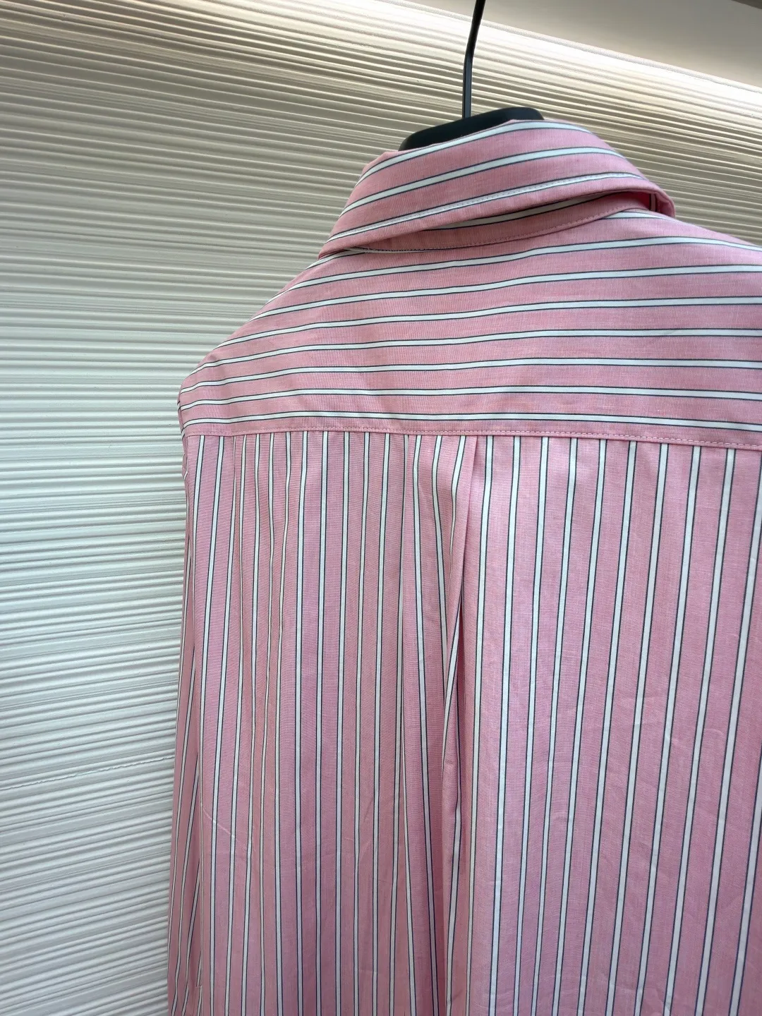 MIU MIU logo pink plaid shirt ●Item number: 1682468-B10 ●Material: pink mist harp pattern shirt fabric ●Technology: infrared positioning cutting machine ●Color: pink ●Version: loose fit ●Weight: about 255 grams ●Size: 36-38-40-42 ●Description: Customized pink mist harp pattern shirt material, rich texture, full color, comfortable and skin-friendly, stunning appearance with a touch of fresh matte powder The stripes are reconstructed using the proportions of harp strings, making every thread a visual note. The iconic Miu Miu embroidery is embellished on the chest, highlighting the brand's identity symbol. Every inch of detail sets off a carefully designed sense of luxury, breaking the rules but making the rules more beautiful. Adopt imported machine embroidery technology, use advanced computer control systems and precision mechanical components to achieve Miu Miu logo embroidery operations with high precision. The lines are smooth and delicate. The infrared positioning cutting bed uses infrared transmitters and infrared receivers to achieve precise positioning of materials. The accuracy can reach the micron level, thereby meeting the effect of high-precision cutting of alignment strips. The use of side-turning and embedded stitching stitching technology can provide high-quality stitching results that are smooth and neat. The overall wiring is straight and delicate, the fabric is comfortable and soft, and the color is consistent without color difference. It can be matched with the same style to create a fashionable look and control various occasions. Customized accessories, complete with three standards, same style for men and women!