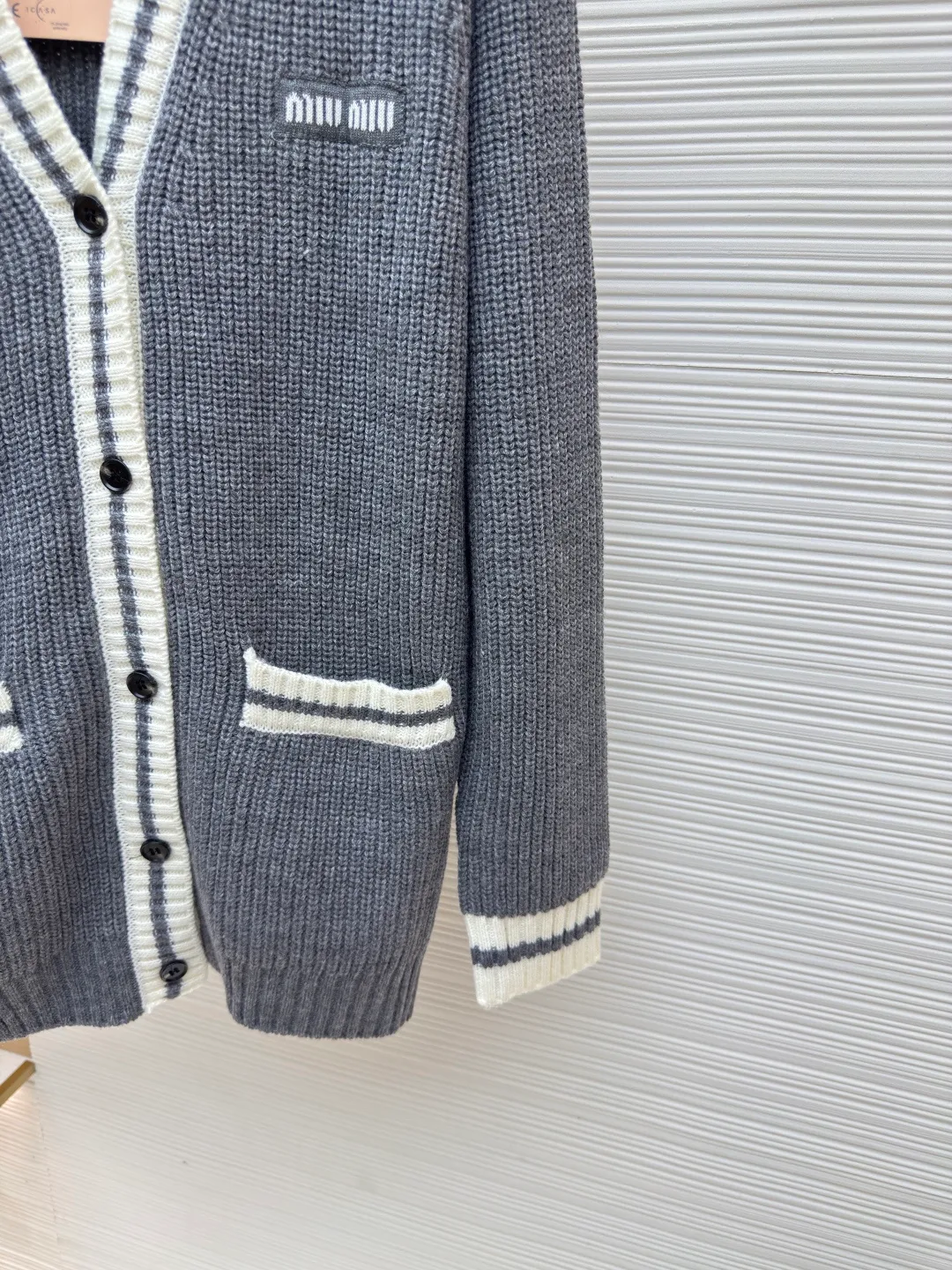 MIUMIU gray and white striped cardigan ●Authentic product: purchased and developed by 14643 ●Item number: 1680607-B05 ●Fabric: wool blended fabric ●Technology: knitted ●Version: loose version ●Weight: about 675 grams ●Size: S-M-L ●Description: miumiu24ss gray and white striped cardigan Real shot Original purchase 2.6w using model 3.5.7 imported Stoll flat knitting machine The whole body is ingot tissue. The cuffs and door towels are sandwiched in color. The contrast stitching is more eye-catching. The fabric uses imported cashmere blended yarn. It has good elasticity, anti-pilling and good warmth. There are pockets on the front. The front collar is a classic V-neck cardigan design. Customized matte buttons. Customized accessories. The overall routing is straight and delicate, the fabric is comfortable and soft, and the color is consistent without color difference. It can be matched with the same style to create a fashionable look and control various occasions. Customized accessories, complete three labels, the same style for men and women!