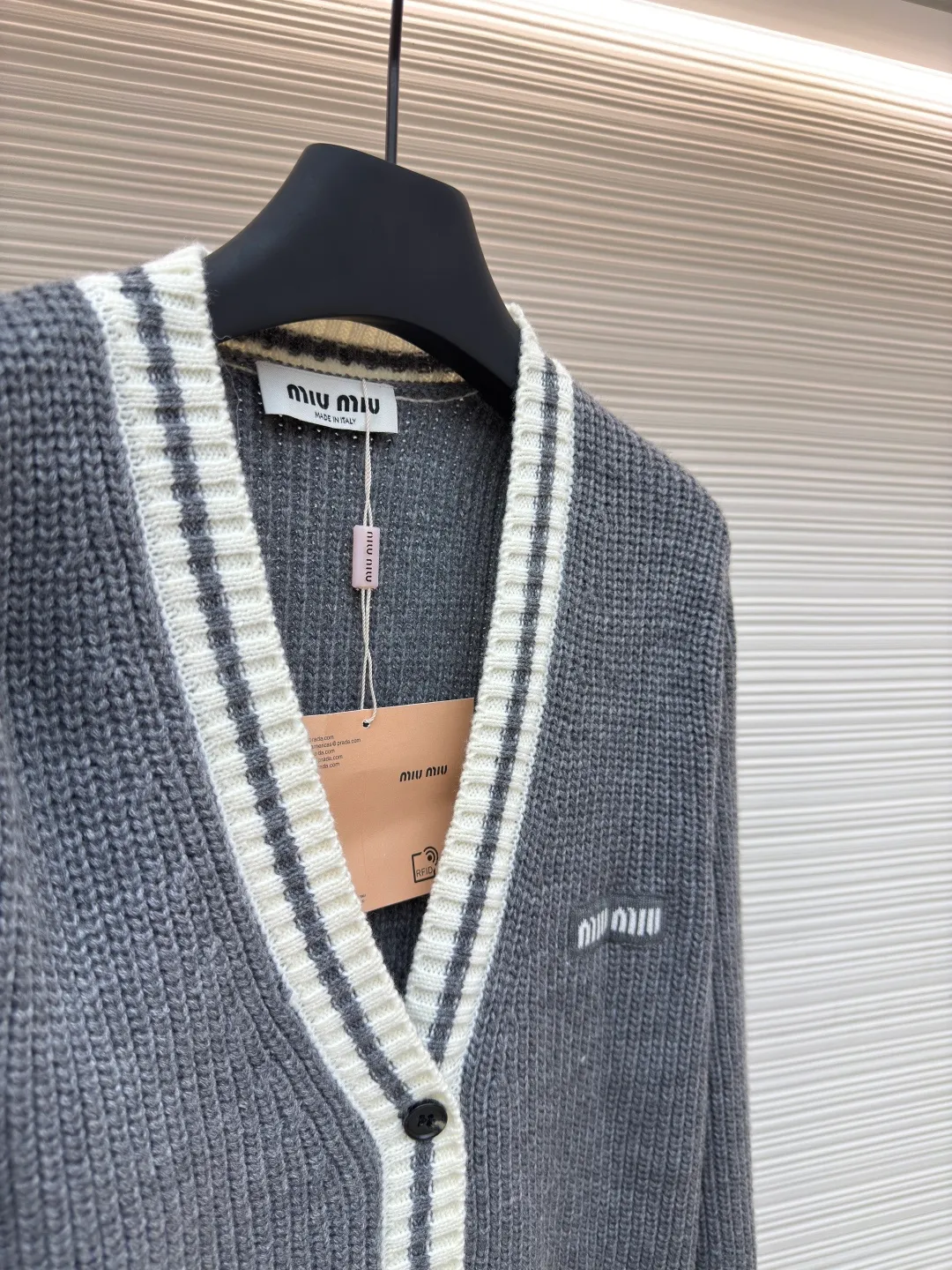 MIUMIU gray and white striped cardigan ●Authentic product: purchased and developed by 14643 ●Item number: 1680607-B05 ●Fabric: wool blended fabric ●Technology: knitted ●Version: loose version ●Weight: about 675 grams ●Size: S-M-L ●Description: miumiu24ss gray and white striped cardigan Real shot Original purchase 2.6w using model 3.5.7 imported Stoll flat knitting machine The whole body is ingot tissue. The cuffs and door towels are sandwiched in color. The contrast stitching is more eye-catching. The fabric uses imported cashmere blended yarn. It has good elasticity, anti-pilling and good warmth. There are pockets on the front. The front collar is a classic V-neck cardigan design. Customized matte buttons. Customized accessories. The overall routing is straight and delicate, the fabric is comfortable and soft, and the color is consistent without color difference. It can be matched with the same style to create a fashionable look and control various occasions. Customized accessories, complete three labels, the same style for men and women!