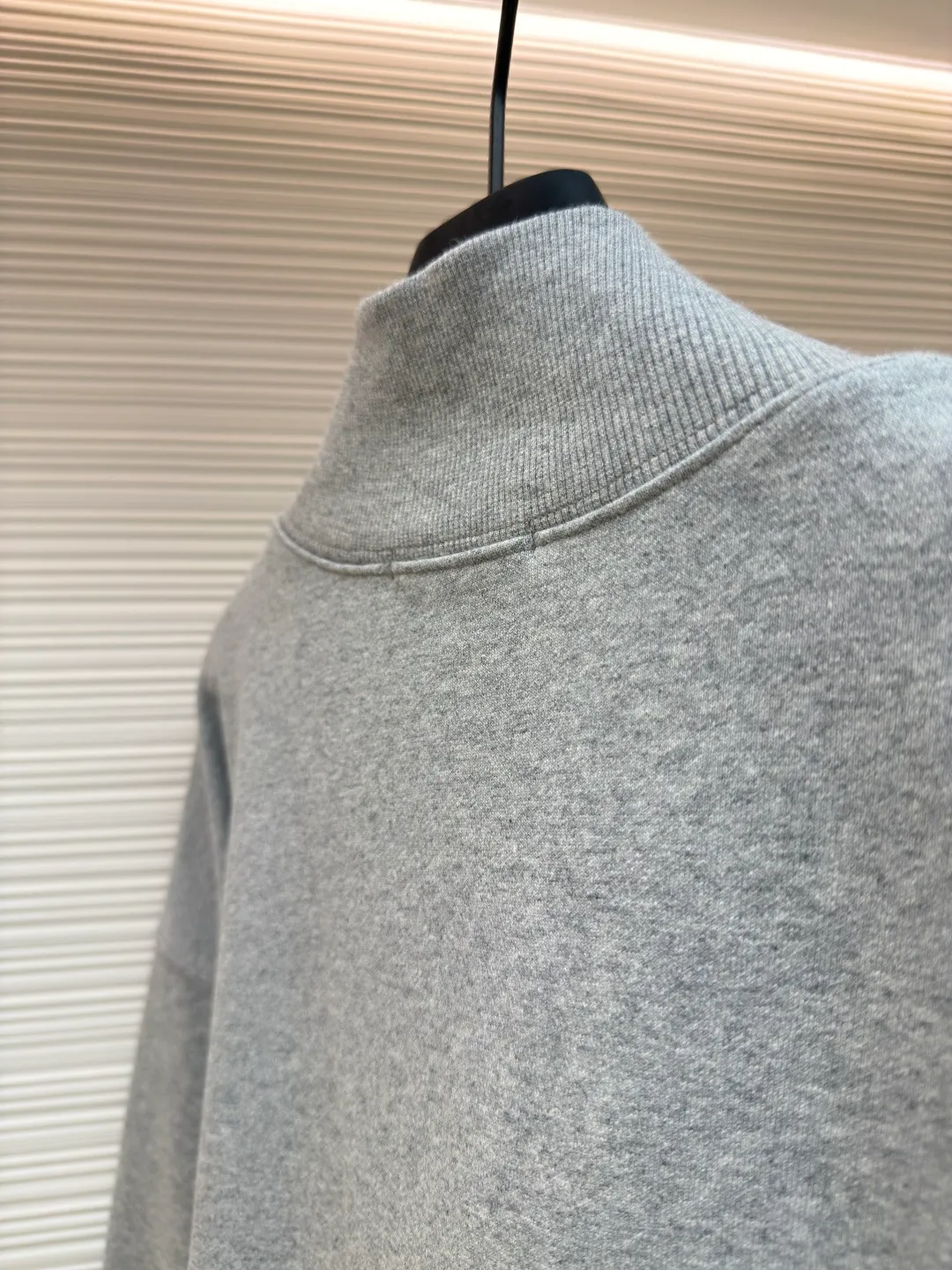 MIUMIU zipper embroidered sweatshirt jacket ●Authentic product: Purchased and developed for 17300 ●Item number: 1680645-A95 ●Fabric: sheepfold fabric ●Technology: embroidery production ●Version: Fitted version ●Weight: about 900g ●Size: 36-38-40-42 ●Description: Made of 380g terry, custom-woven Xinjiang cotton yarn. The thread is made of matching 1*1 double yarn and dyed in the same vat. The embroidery uses 3D three-dimensional embroidery technology and is embellished with miuiu, showing a simple and high-end style. Full-width opening pocket with zipper, double zipper design at the pocket, and No. 5 electroplated bright silver-white slider. The hem has a hanging buckle and a MiuMiu engraved logo on the face. Combining style and performance, this sweatshirt features a relaxed fit that plays with proportions and a modern aesthetic. Oversize fit. Long sleeves with rib knit cuffs. Stand collar. Front zip closure. Stretch hem. Embroidered logo. The overall wiring is straight and delicate, the fabric is comfortable and soft, and the color is consistent without color difference. It can be matched with the same style to create a fashionable look and control various occasions. Customized accessories, complete with three standards, same style for men and women!