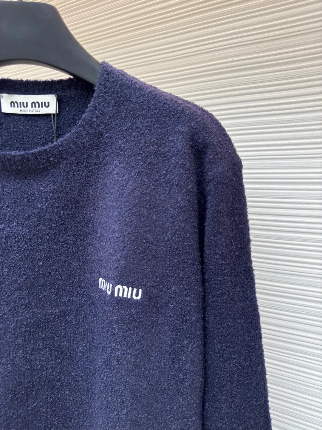 MIUMIU Embroidered Teddy Wool Round Neck Sweater ●Authentic product: Purchased and developed for 9899 ●Item No.: 1680636-A75 ●Fabric: Wool blended fabric ●Technology: Knitted ●Version: Fitted version ●Weight: about 560 grams ●Size: S-M-L ●Description: The yarn we choose is soft and skin-friendly loop yarn, custom-woven and dyed 60% sheep wool night blue black wool loop yarn The dark circle yarn in night blue has high ductility and good elasticity. It is different from the non-elastic flesh-piercing version on the market. The special washing process is very soft and skin-friendly. Positive 3-needle knitting process. The letters on the chest are imported Tajima machine 10,000-needle embroidery with the stitching process. The positioning embroidery is very full. The fine stitching is dense. The pattern is clear and the lines are strong. The letter details and spacing are greatly restored. The upper body is skin-friendly and versatile. The overall wiring is straight and delicate, the fabric is comfortable and soft, and the color is consistent without color difference. It can be matched with the same style to create a fashionable look and control various occasions. Customized accessories, complete with three standards, same style for men and women!