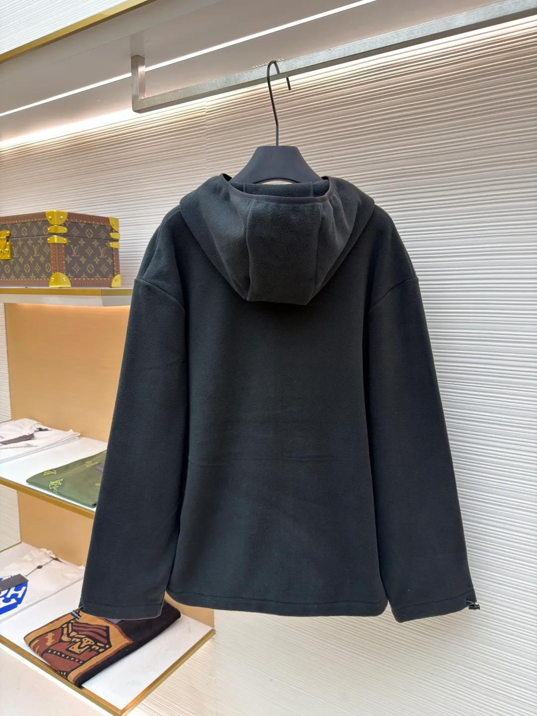 MIUMIU polar fleece embroidered jacket ●Original version: purchased and developed by 14859 ●Item number: 1680859-A95 ●Fabric: polar fleece fabric ●Technology: embroidery production ●Version: fitted version ●Weight: about 585 grams ●Size: 46-48-50-52 ●Description: The polyester filament passes through a circular knitting machine, and the warp and weft yarns are woven into each other into a double-sided knitted structure. The front and back are flat loops. The polar fleece fabric is formed after a series of processes such as dyeing, raising, carding, shearing, and polarization. The suede texture is soft and the fiber characteristics make it almost non-absorbent. It can quickly drain sweat to the outer layer of the fabric and evaporate quickly, maintaining good breathability. The suede surface can lock the air and form a stagnant air layer around the body, effectively preventing heat loss and providing good warmth retention properties. By setting an extremely high stitch density on the computer embroidery machine, the fabric and backing are tightly fixed on the frame of the embroidery machine, with even and just the right tension. The double-axis linear guide drives the embroidery frame, and the frame moving accuracy can reach 0.01mm/P, ensuring precise positioning. The overall wiring is straight and delicate, the fabric is comfortable and soft, and the color is consistent without color difference. It can be matched with the same style to create a fashionable look and control various occasions. Customized accessories, complete with three standards, same style for men and women!