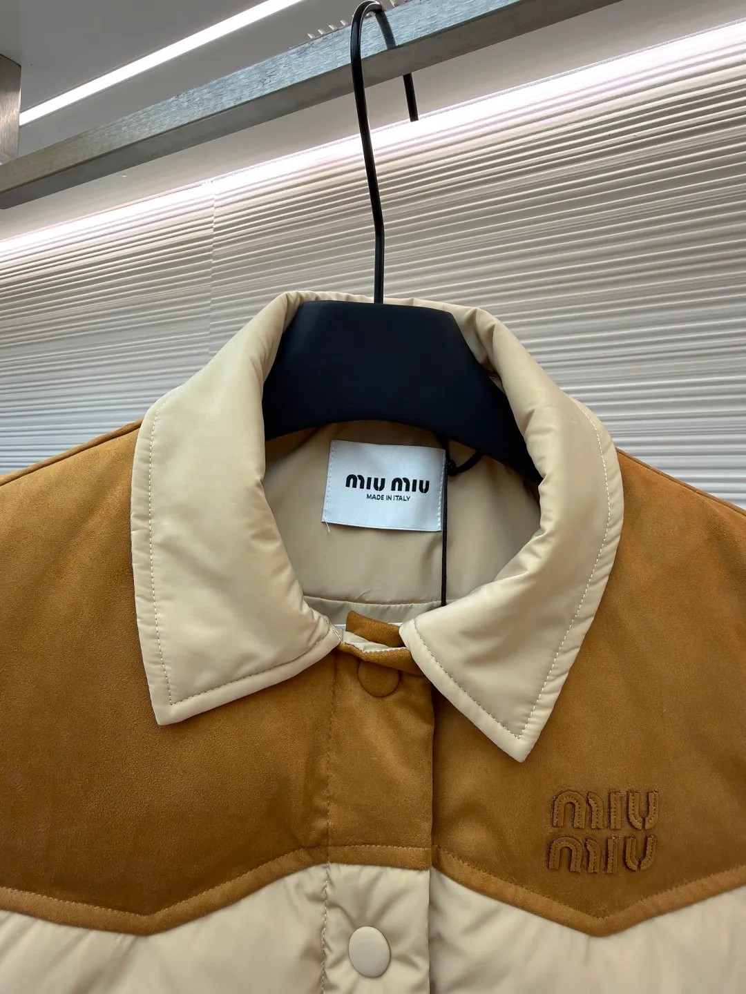 MIUMIU flocked stitching lapel vest ●Original version: Purchased and developed by 26615 ●Item number: 1681922-B50 ●Fabric: white duck down fabric ●Technology: embossed flocking ●Color: Khaki ●Version: Fitted version ●Weight: about 505 grams ●Size: S-M-L ●Description: This style is Miu Miu-style patchwork vest uses collision splicing technology: the main body is made of high-density matte nylon fabric, which is wind-resistant and anti-sand velvet; the collar and chest area are spliced with fine suede, and the texture contrast is enhanced by diagonal stitching. The filling is made of high-fill white duck down, and the segmented down filling process ensures an even amount of down in each grid, with a fill power of 600+; the placket is designed with metal snaps and a built-in concealed buckle for double temperature locking. The "MIU MIU" logo on the front chest adopts embossed flocking technology, which has a three-dimensional touch and is not easy to fall off; the cuffs and hem are elasticized to fit the body shape. The overall stitching uses anti-drilling velvet hemming needles, and the pockets are obliquely inserted invisible pockets, taking into account both beauty and practicality. It is a fashionable style that is lightweight and warm in autumn and winter. The overall wiring is straight and delicate, the fabric is comfortable and soft, and the color is consistent without color difference. It can be matched with the same style to create a fashionable look and control various occasions. Customized accessories, complete with three standards, same style for men and women!