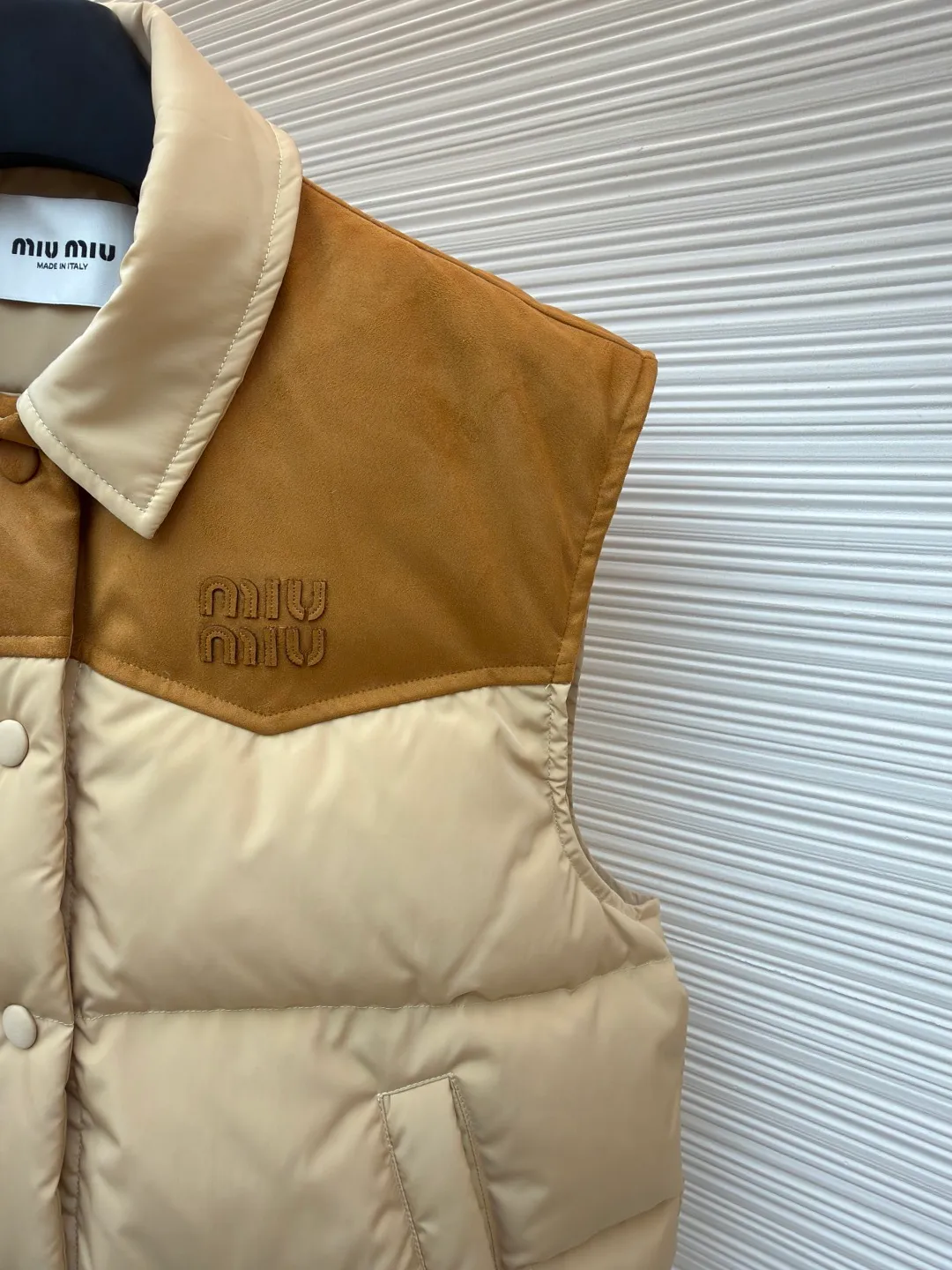 MIUMIU flocked stitching lapel vest ●Original version: Purchased and developed by 26615 ●Item number: 1681922-B50 ●Fabric: white duck down fabric ●Technology: embossed flocking ●Color: Khaki ●Version: Fitted version ●Weight: about 505 grams ●Size: S-M-L ●Description: This style is Miu Miu-style patchwork vest uses collision splicing technology: the main body is made of high-density matte nylon fabric, which is wind-resistant and anti-sand velvet; the collar and chest area are spliced with fine suede, and the texture contrast is enhanced by diagonal stitching. The filling is made of high-fill white duck down, and the segmented down filling process ensures an even amount of down in each grid, with a fill power of 600+; the placket is designed with metal snaps and a built-in concealed buckle for double temperature locking. The "MIU MIU" logo on the front chest adopts embossed flocking technology, which has a three-dimensional touch and is not easy to fall off; the cuffs and hem are elasticized to fit the body shape. The overall stitching uses anti-drilling velvet hemming needles, and the pockets are obliquely inserted invisible pockets, taking into account both beauty and practicality. It is a fashionable style that is lightweight and warm in autumn and winter. The overall wiring is straight and delicate, the fabric is comfortable and soft, and the color is consistent without color difference. It can be matched with the same style to create a fashionable look and control various occasions. Customized accessories, complete with three standards, same style for men and women!