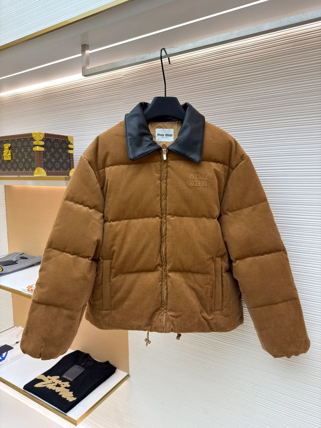 MIUMIU Leather collar patch embroidered corduroy down jacket [Women's clothing] ●Original version: purchased and developed by 22509 ●Item number: 1681469-D90 ●Fabric: white duck down fabric ●Technology: patch production ●Color: brown ●Version: fitted version ●Weight: about 1075 ●Size: S-M-L ●Description: Corduroy fabric made of 100% cotton fiber. The surface shows clear longitudinal velvet strips, and the concave and convex three-dimensional muscles are formed through the cutting process, giving the fabric a unique visual layering. The cotton fiber itself is moisture-absorbent and breathable, and combined with the suede structure of corduroy, it feels thick and soft. The air layer formed between the velvet strips can effectively isolate cold air, store body temperature, and improve the cold resistance effect. The lining is made of high-density weaving of 100% polyester fiber, with a thickness of 0.08mm to avoid increasing the overall weight and making it smooth to wear. The high-density weaving structure forms a wind resistance layer to protect the thermal efficiency of the thermal layer from loss. It can withstand the expansion pressure of down and prevent deformation and damage after long-term use. It uses 90 white duck down with a weight of 220g to ensure excellent thermal insulation performance. After strict screening and processing, the velvet is not easy to get drilled, ensuring durability. The overall wiring is straight and delicate, the fabric is comfortable and soft, and the color is consistent without color difference. It can be matched with the same style to create a fashionable look and control various occasions. Customized accessories, complete with three standards, same style for men and women!