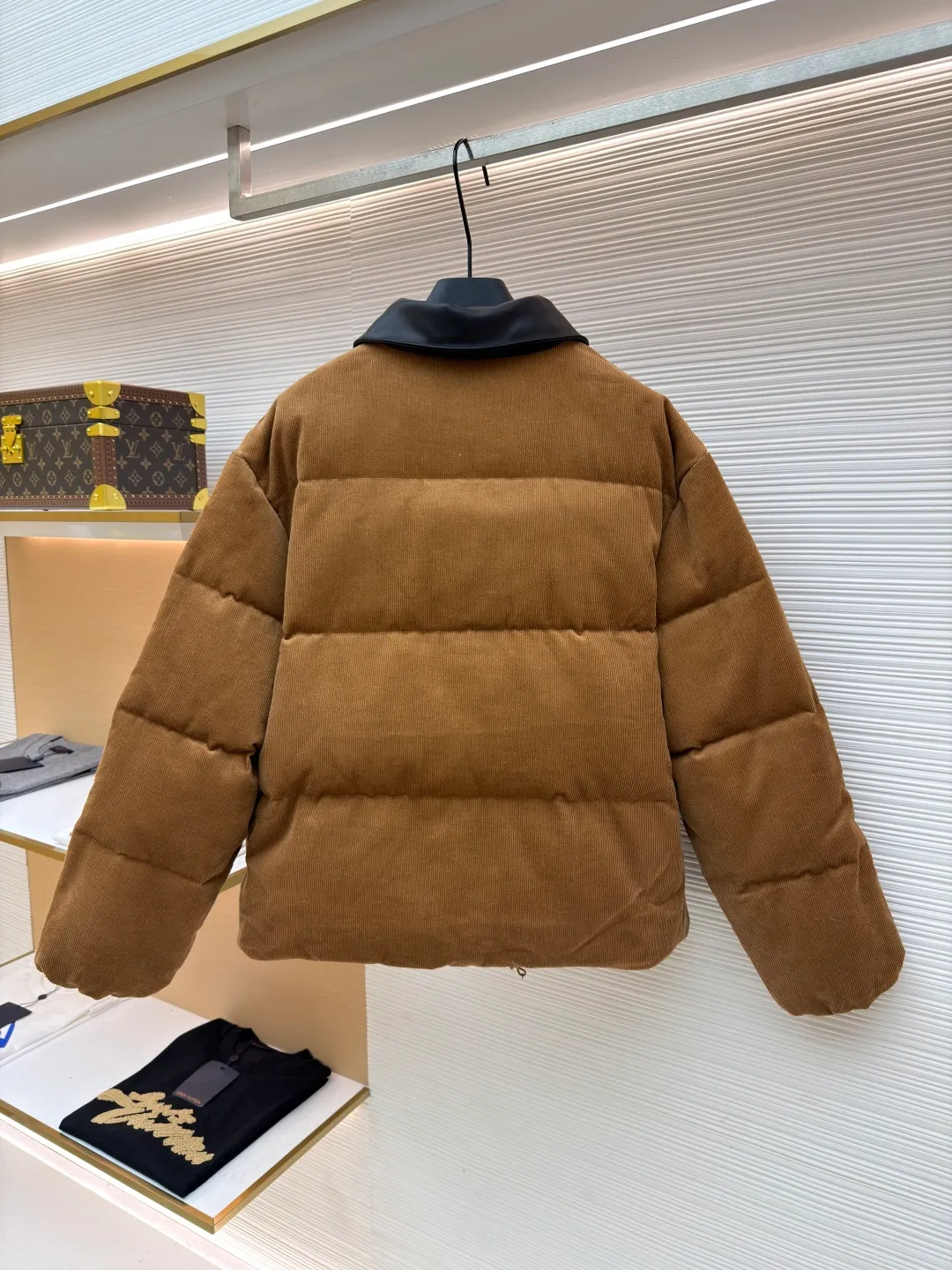 MIUMIU Leather collar patch embroidered corduroy down jacket [Women's clothing] ●Original version: purchased and developed by 22509 ●Item number: 1681469-D90 ●Fabric: white duck down fabric ●Technology: patch production ●Color: brown ●Version: fitted version ●Weight: about 1075 ●Size: S-M-L ●Description: Corduroy fabric made of 100% cotton fiber. The surface shows clear longitudinal velvet strips, and the concave and convex three-dimensional muscles are formed through the cutting process, giving the fabric a unique visual layering. The cotton fiber itself is moisture-absorbent and breathable, and combined with the suede structure of corduroy, it feels thick and soft. The air layer formed between the velvet strips can effectively isolate cold air, store body temperature, and improve the cold resistance effect. The lining is made of high-density weaving of 100% polyester fiber, with a thickness of 0.08mm to avoid increasing the overall weight and making it smooth to wear. The high-density weaving structure forms a wind resistance layer to protect the thermal efficiency of the thermal layer from loss. It can withstand the expansion pressure of down and prevent deformation and damage after long-term use. It uses 90 white duck down with a weight of 220g to ensure excellent thermal insulation performance. After strict screening and processing, the velvet is not easy to get drilled, ensuring durability. The overall wiring is straight and delicate, the fabric is comfortable and soft, and the color is consistent without color difference. It can be matched with the same style to create a fashionable look and control various occasions. Customized accessories, complete with three standards, same style for men and women!