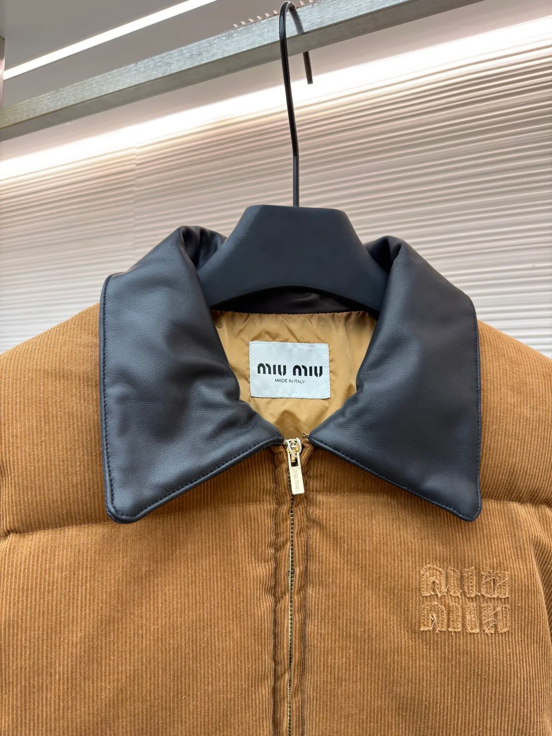 MIUMIU Leather collar patch embroidered corduroy down jacket [Women's clothing] ●Original version: purchased and developed by 22509 ●Item number: 1681469-D90 ●Fabric: white duck down fabric ●Technology: patch production ●Color: brown ●Version: fitted version ●Weight: about 1075 ●Size: S-M-L ●Description: Corduroy fabric made of 100% cotton fiber. The surface shows clear longitudinal velvet strips, and the concave and convex three-dimensional muscles are formed through the cutting process, giving the fabric a unique visual layering. The cotton fiber itself is moisture-absorbent and breathable, and combined with the suede structure of corduroy, it feels thick and soft. The air layer formed between the velvet strips can effectively isolate cold air, store body temperature, and improve the cold resistance effect. The lining is made of high-density weaving of 100% polyester fiber, with a thickness of 0.08mm to avoid increasing the overall weight and making it smooth to wear. The high-density weaving structure forms a wind resistance layer to protect the thermal efficiency of the thermal layer from loss. It can withstand the expansion pressure of down and prevent deformation and damage after long-term use. It uses 90 white duck down with a weight of 220g to ensure excellent thermal insulation performance. After strict screening and processing, the velvet is not easy to get drilled, ensuring durability. The overall wiring is straight and delicate, the fabric is comfortable and soft, and the color is consistent without color difference. It can be matched with the same style to create a fashionable look and control various occasions. Customized accessories, complete with three standards, same style for men and women!