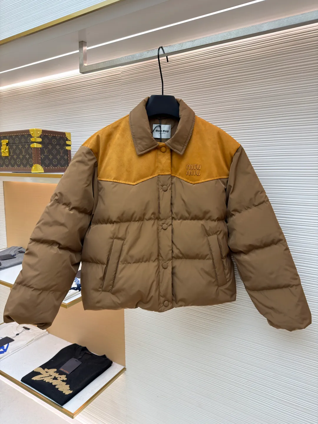 MIUMIU flocked splicing lapel down jacket ●Original version: Purchased and developed for 23599 ●Item number: 1681920-C10 ●Fabric: white duck down fabric ●Technology: embossed flocking ●Color: brown ●Version: fitted version ●Weight: about 695 grams ●Size: S-M-L ●Description: This style is Miu Miu-style spliced down jacket uses collision splicing technology: the main body is made of high-density matte nylon fabric, which is wind-resistant and anti-sand velvet; the collar and front chest area are spliced with fine suede, and the diagonal stitching is used to enhance the texture contrast. The filling is made of high-fill white duck down, and the segmented down filling process ensures an even amount of down in each grid, with a fill power of 600+; the placket is designed with metal snaps and a built-in concealed buckle for double temperature locking. The "MIU MIU" logo on the front chest adopts embossed flocking technology, which has a three-dimensional touch and is not easy to fall off; the cuffs and hem are elasticized to fit the body shape. The overall stitching uses anti-drilling velvet hemming needles, and the pockets are obliquely inserted invisible pockets, taking into account both beauty and practicality. It is a fashionable style that is lightweight and warm in autumn and winter. The overall wiring is straight and delicate, the fabric is comfortable and soft, and the color is consistent without color difference. It can be matched with the same style to create a fashionable look and control various occasions. Customized accessories, complete with three standards, same style for men and women!
