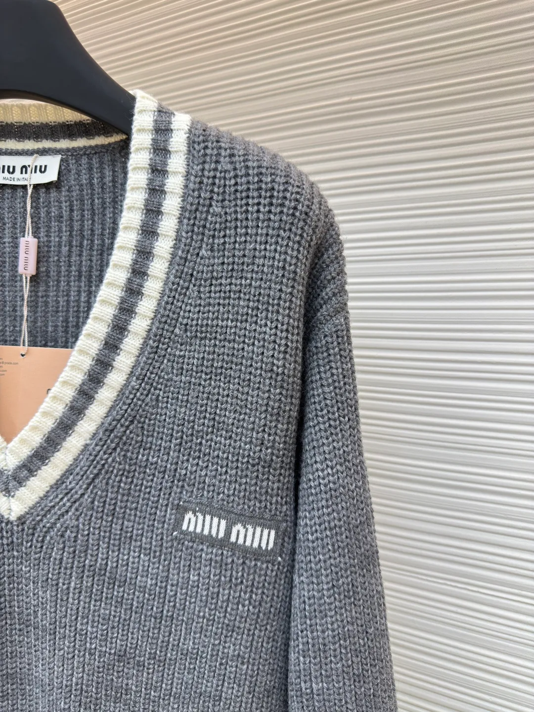 MIUMIU V-neck knitted sweater ●Authentic product: purchased and developed for 9499 ●Item number: 1680606-A95 ●Fabric: wool blended fabric ●Technology: knitted production ●Version: loose version ●Weight: about 680 grams ●Size: S-M-L ●Description: miumiu24ss gray and white striped cardigan Real shot of the original purchase 2.6w using model 3.5.7 imported Stoll flat knitting machine The whole body is ingot tissue. The cuffs and door towels are sandwiched in color. The contrast stitching is more eye-catching. The fabric uses imported cashmere blended yarn. It has good elasticity, anti-pilling and good warmth. There are pockets on the front. The front collar is a classic V-neck cardigan design. Customized matte buttons. Customized accessories. The overall routing is straight and delicate, the fabric is comfortable and soft, and the color is consistent without color difference. It can be matched with the same style to create a fashionable look and control various occasions. Customized accessories, complete three labels, the same style for men and women!