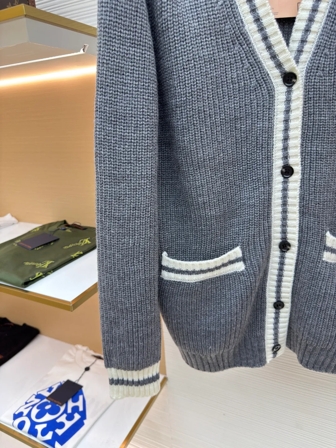 MIUMIU gray and white striped cardigan ●Authentic product: purchased and developed by 14643 ●Item number: 1680607-B05 ●Fabric: wool blended fabric ●Technology: knitted ●Version: loose version ●Weight: about 675 grams ●Size: S-M-L ●Description: miumiu24ss gray and white striped cardigan Real shot Original purchase 2.6w using model 3.5.7 imported Stoll flat knitting machine The whole body is ingot tissue. The cuffs and door towels are sandwiched in color. The contrast stitching is more eye-catching. The fabric uses imported cashmere blended yarn. It has good elasticity, anti-pilling and good warmth. There are pockets on the front. The front collar is a classic V-neck cardigan design. Customized matte buttons. Customized accessories. The overall routing is straight and delicate, the fabric is comfortable and soft, and the color is consistent without color difference. It can be matched with the same style to create a fashionable look and control various occasions. Customized accessories, complete three labels, the same style for men and women!
