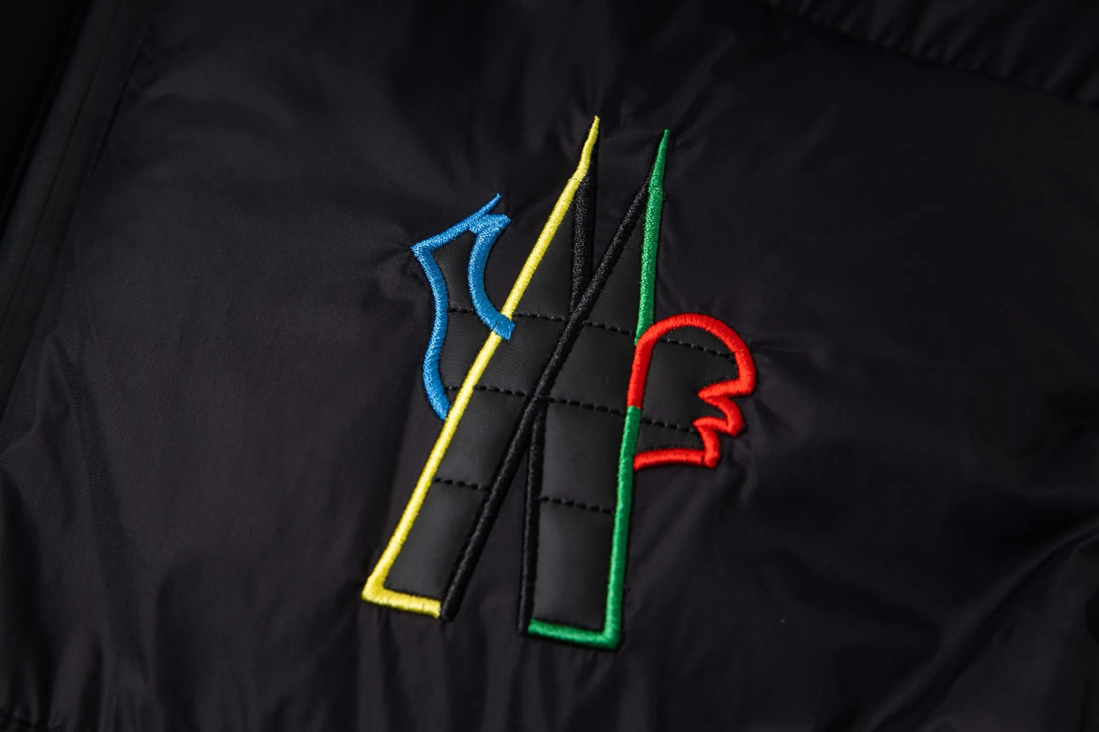 P380 Moncler Solayan/Moncler Tri-Trim Logo Down Cotton Jacket Solayan down cotton is decorated with seasonal iconic decorative details, blending sportsmanship and timeless style! High-quality down cotton filling standard, bulkiness, cold resistance, absolutely perfect! The cotton jacket is made of micro chic fabric and is wash-free. The tough square shape design highlights Moncler's sports spirit.    Color: Black White Size: M-2XL