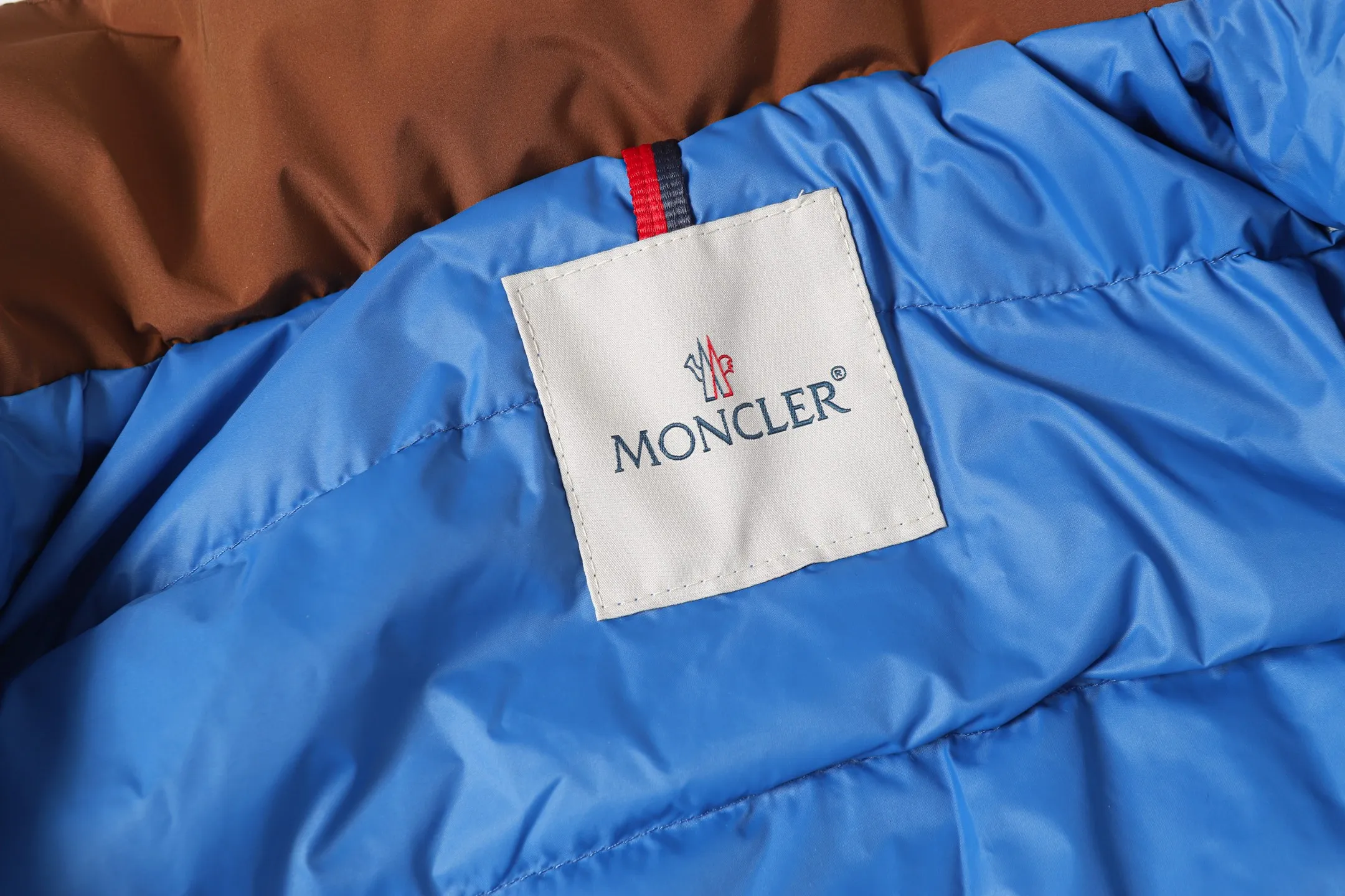 P770 Moncler Epine muzzled short stand collar jacket down jacket. Original replacement fabric. The contrasting color design is really stunning. The Epine men's short down jacket is a daily essential item with a streamlined appearance and protective materials.  Focus Epine short down jacket is durable and lightweight. This short down jacket features hidden quilting for warmth while creating a fluid silhouette. Stylish yet practical, this thermal jacket can be worn from the city to the great outdoors. Details •Made with micro soft •Longue saison lining •Down filling •Zip closure •Zipper pocket •Adjustable cuffs •Drawstring adjustable hem Size: 1-5