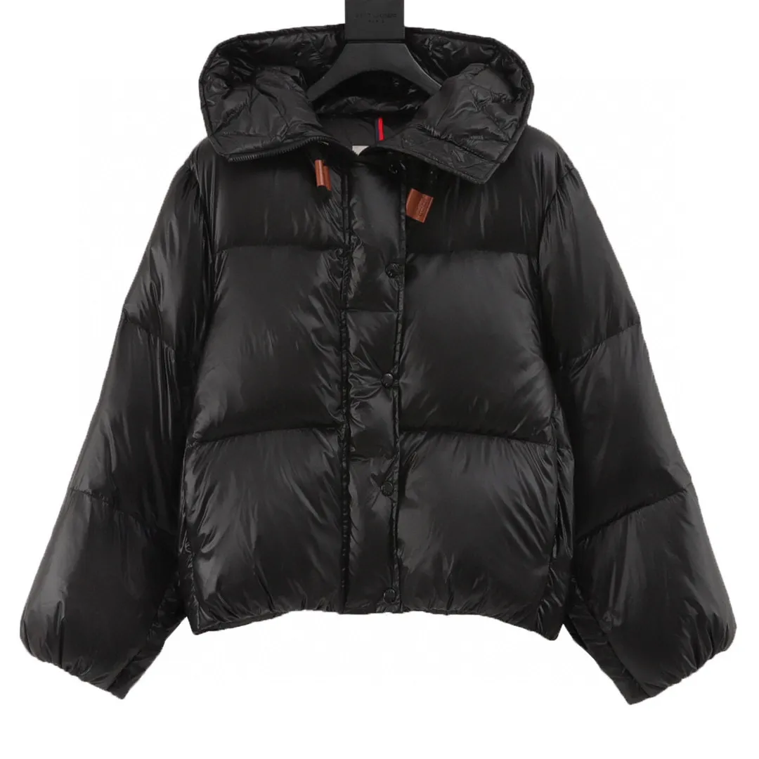 P920 top version Moncler muzzle 24ss short hooded down jacket muzzle latest style lightweight longue saison nylon down jacket, dist certified, quilted design, dropped shoulder design, drawstring hood, hidden snap buttons on the sleeves that can be opened and worn as a cloak. Filled with 90 national standard goose down. Style number: A97# Color black camel size: 0-2