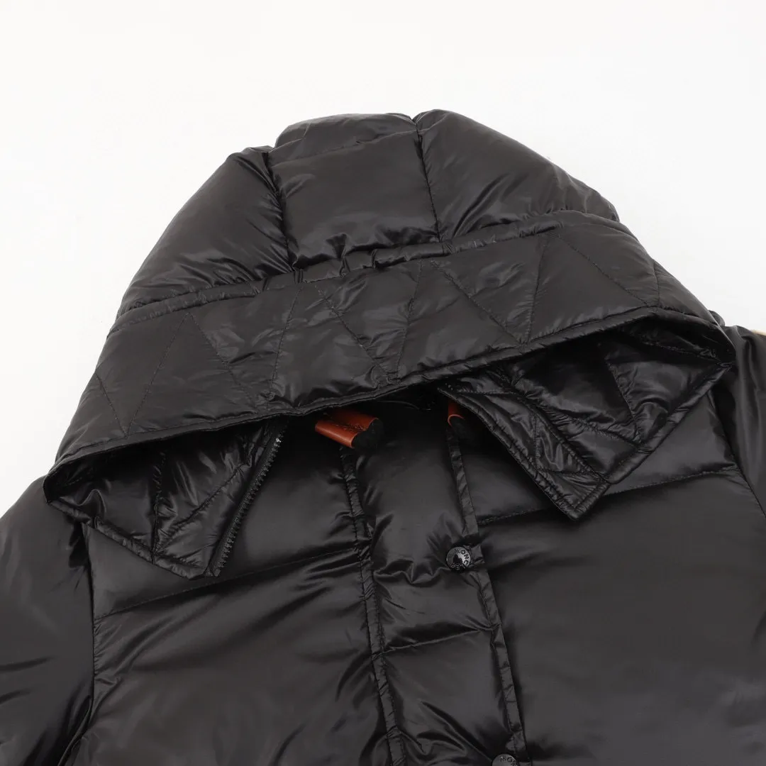 P920 top version Moncler muzzle 24ss short hooded down jacket muzzle latest style lightweight longue saison nylon down jacket, dist certified, quilted design, dropped shoulder design, drawstring hood, hidden snap buttons on the sleeves that can be opened and worn as a cloak. Filled with 90 national standard goose down. Style number: A97# Color black camel size: 0-2