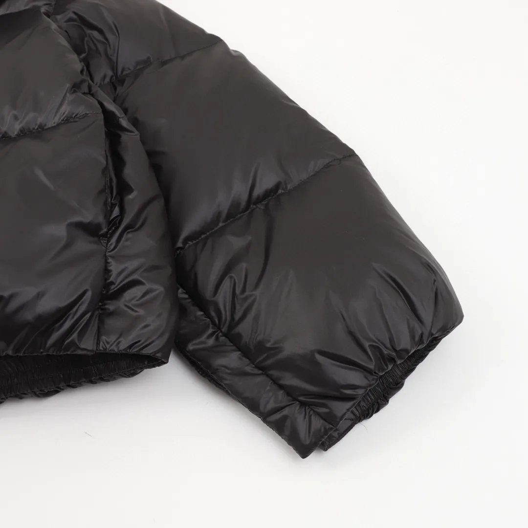 P920 top version Moncler muzzle 24ss short hooded down jacket muzzle latest style lightweight longue saison nylon down jacket, dist certified, quilted design, dropped shoulder design, drawstring hood, hidden snap buttons on the sleeves that can be opened and worn as a cloak. Filled with 90 national standard goose down. Style number: A97# Color black camel size: 0-2