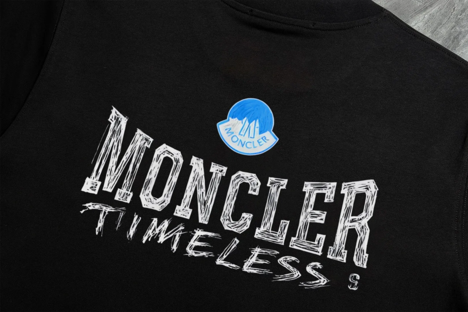 P210 high version sweatshirt) 📦With exclusive packaging📦 [Long-term ready stock] Upgraded version "Mobile phone smart sensor ~ NFC chip armband ~ Directly to the official website for anti-counterfeiting" 〖 𝐌𝐎𝐍𝐂𝐋𝐄𝐑 ~ Mouth covering〗 2025 new high quality, using 450 grams of heavyweight fabric Different from the market currency, you can mix and match everything at will and you will be handsome😎The whole clothes is made of double waistcoats. The double waistcoats make the whole dress more three-dimensional. It is not an ordinary factory that can do such fine work. 2025 autumn and winter new style, on sale at the counter, exquisite printed round neck terry sweatshirt. High-end double-ply cotton. Customized stretch ribs are dyed in the same vat. Three standards are complete. It is matched with digital printing patterns and is very breathable. Same style for men and women. Color: black, white, apricot. Size: S M L XL 2XL