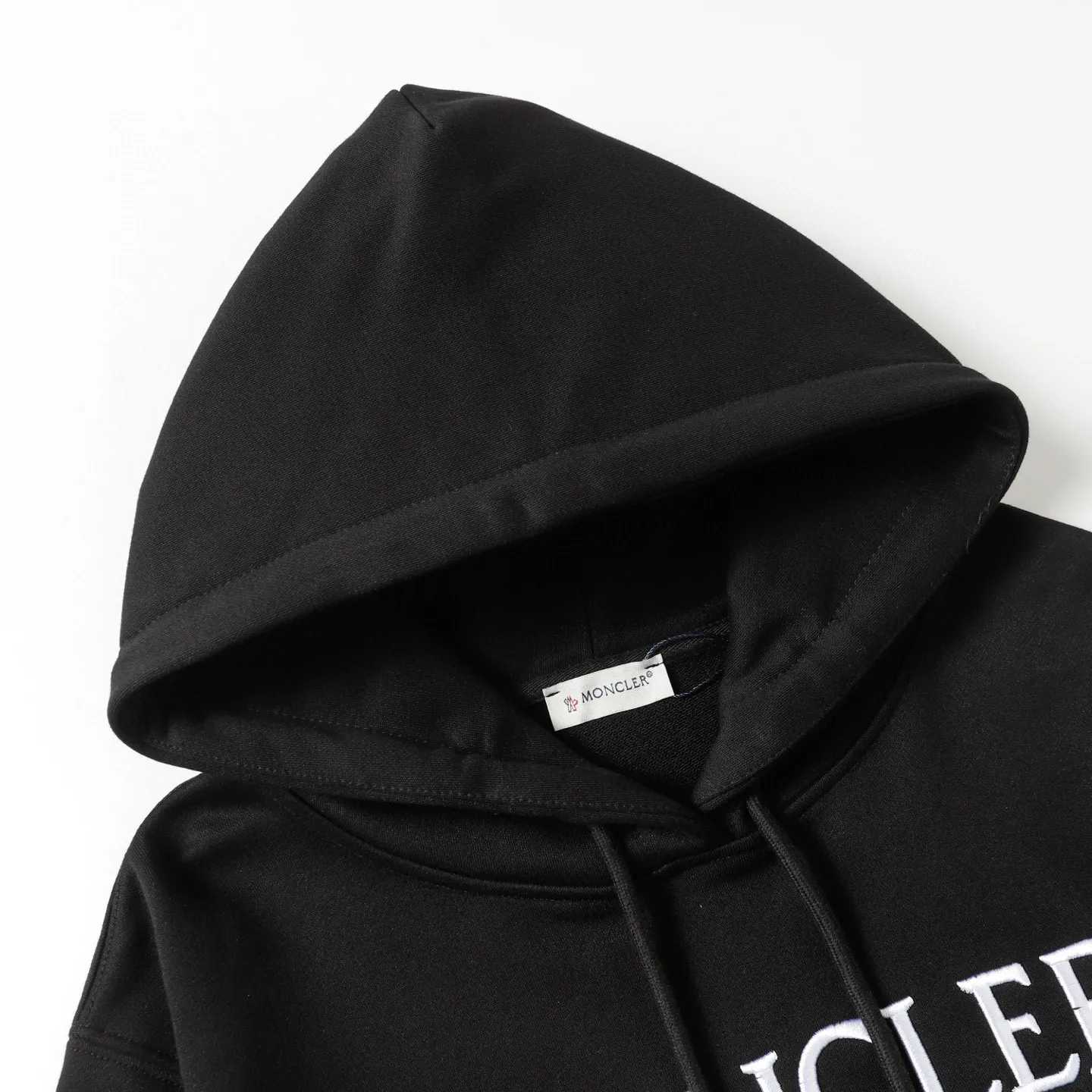 P246 Style number: 853 〈MONCLER〉Mongolian embroidered hooded sweatshirt. The price of the Mongolian sweatshirt is actually quite advantageous. Anyone who has been to the counter should know that the price of the Mongolian hooded sweatshirt is not much cheaper than Gucci Burberry. It is just relatively low-key and unwilling to hype. It is a picture that you want to buy or not. The aloof existence... ✅Original custom-made with logo eyelets and hood ✅460g 100% cotton wool-eating fabric OS version is too big ✅Matched with the original high-weight double yarn thread ✅Correct three-needle and five-thread craftsmanship Chain edge Color: black white sky blue khaki Size S M L