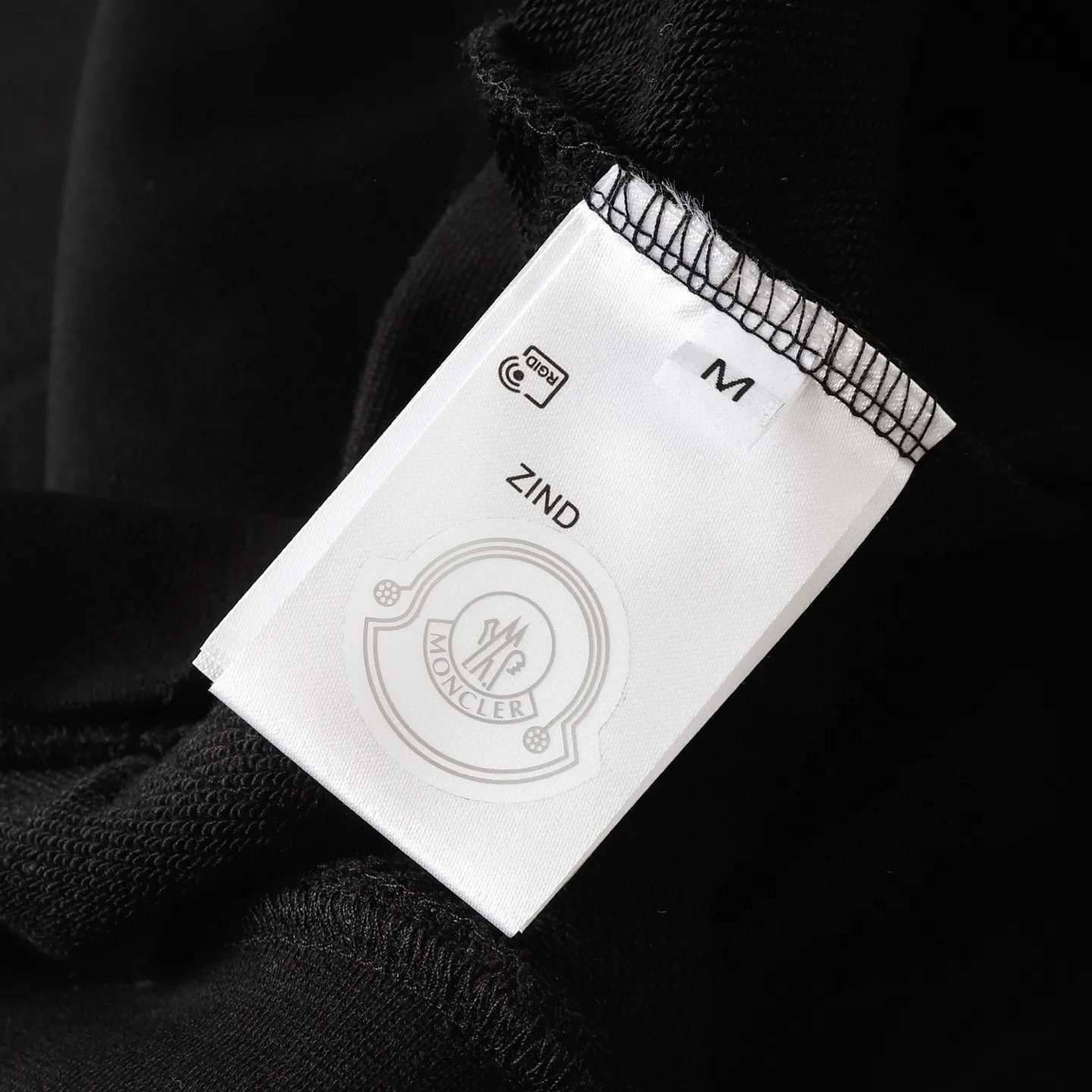 P246 Style number: 853 〈MONCLER〉Mongolian embroidered hooded sweatshirt. The price of the Mongolian sweatshirt is actually quite advantageous. Anyone who has been to the counter should know that the price of the Mongolian hooded sweatshirt is not much cheaper than Gucci Burberry. It is just relatively low-key and unwilling to hype. It is a picture that you want to buy or not. The aloof existence... ✅Original custom-made with logo eyelets and hood ✅460g 100% cotton wool-eating fabric OS version is too big ✅Matched with the original high-weight double yarn thread ✅Correct three-needle and five-thread craftsmanship Chain edge Color: black white sky blue khaki Size S M L