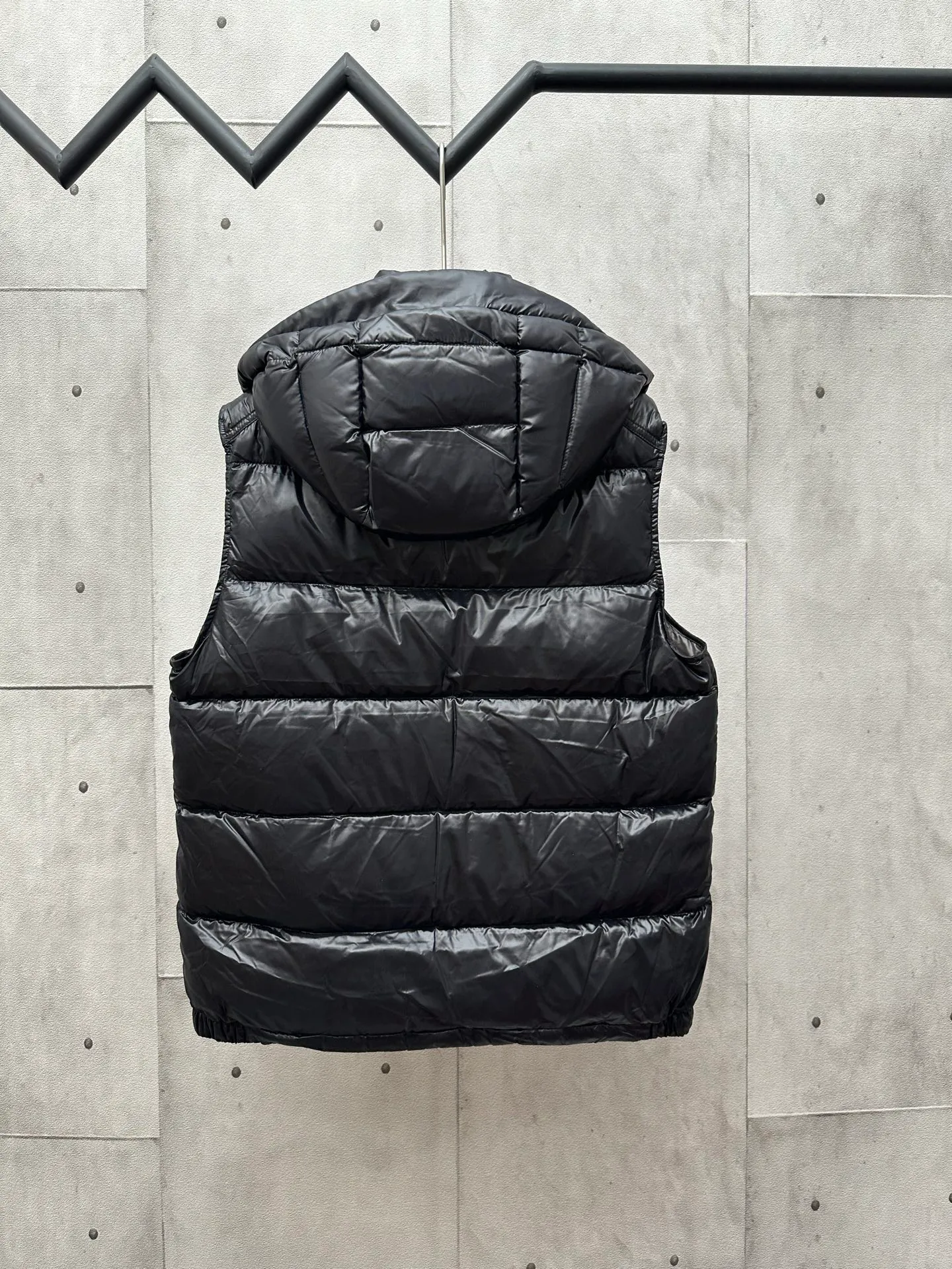 P760 Moncler / Moncler / Moncler short solid color logo high collar down jacket vest Color: black Down: filled with new European standard 90 pure white goose down, high fluffiness, good resilience, two layers of lining, no velvet running, permeable velvet, providing a high thermal insulation effect.           Fabric: 400D bright nylon, anti-fouling, anti-wrinkle, waterproof and windproof, very wear-resistant, breathable and comfortable.           Embroidery: Straight lines, smooth curves, dense and neat stitches, no jagged edges, flat embroidery surface, no skewed threads, consistent stitch length, no bottom exposed, no overlap, smooth embroidery surface, no ink marks and other stains. Advanced imported embroidery machines are used to ensure embroidery quality.