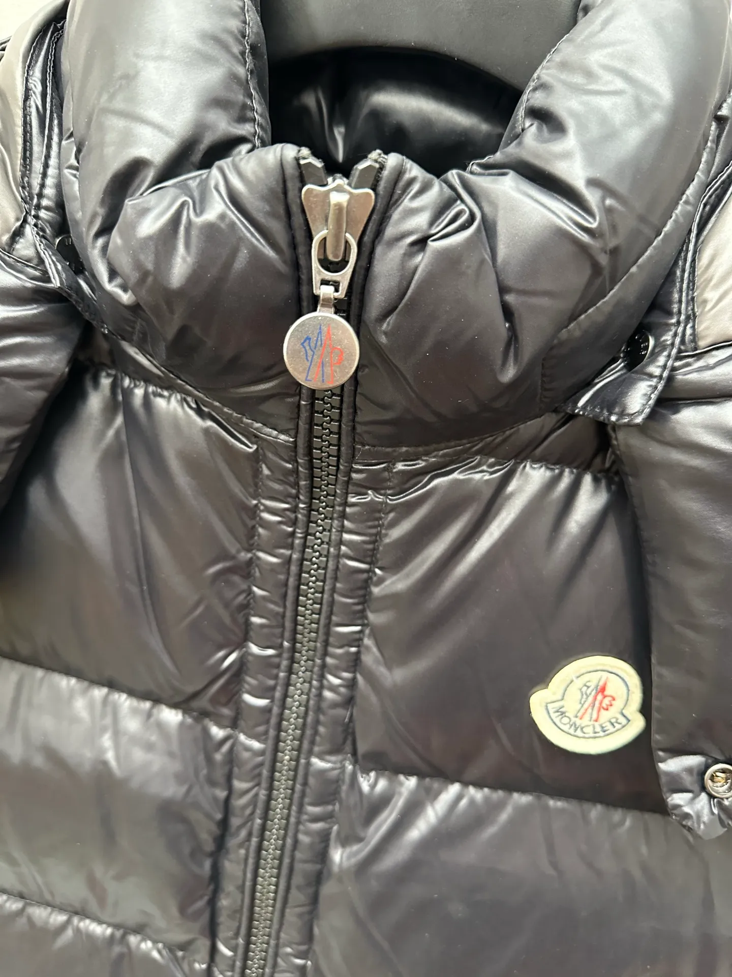 P760 Moncler / Moncler / Moncler short solid color logo high collar down jacket vest Color: black Down: filled with new European standard 90 pure white goose down, high fluffiness, good resilience, two layers of lining, no velvet running, permeable velvet, providing a high thermal insulation effect.           Fabric: 400D bright nylon, anti-fouling, anti-wrinkle, waterproof and windproof, very wear-resistant, breathable and comfortable.           Embroidery: Straight lines, smooth curves, dense and neat stitches, no jagged edges, flat embroidery surface, no skewed threads, consistent stitch length, no bottom exposed, no overlap, smooth embroidery surface, no ink marks and other stains. Advanced imported embroidery machines are used to ensure embroidery quality.