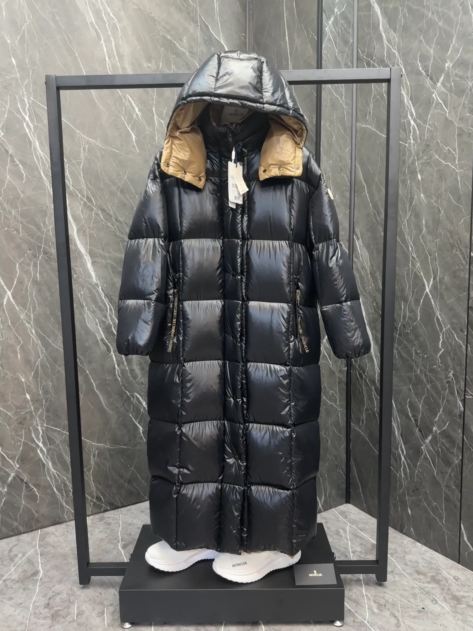 Special down  Parnaiba's long down jacket features graphic details and bold color blocking in signature patented nylon. The eye-catching design features large grille quilting and contrasting lining. The removable hood and adjustable hem make it easy to personalize the style, and the color-blocked pattern highlights the highly recognizable Moncler vibe. Details •Made from nylon laqué fabric •Contrast nylon laqué lining •Detachable hood with zipper and drawstring •Zip closure with black patented snap fastener ��Zip pocket Size: 0-4. Original runs large. D98108078950