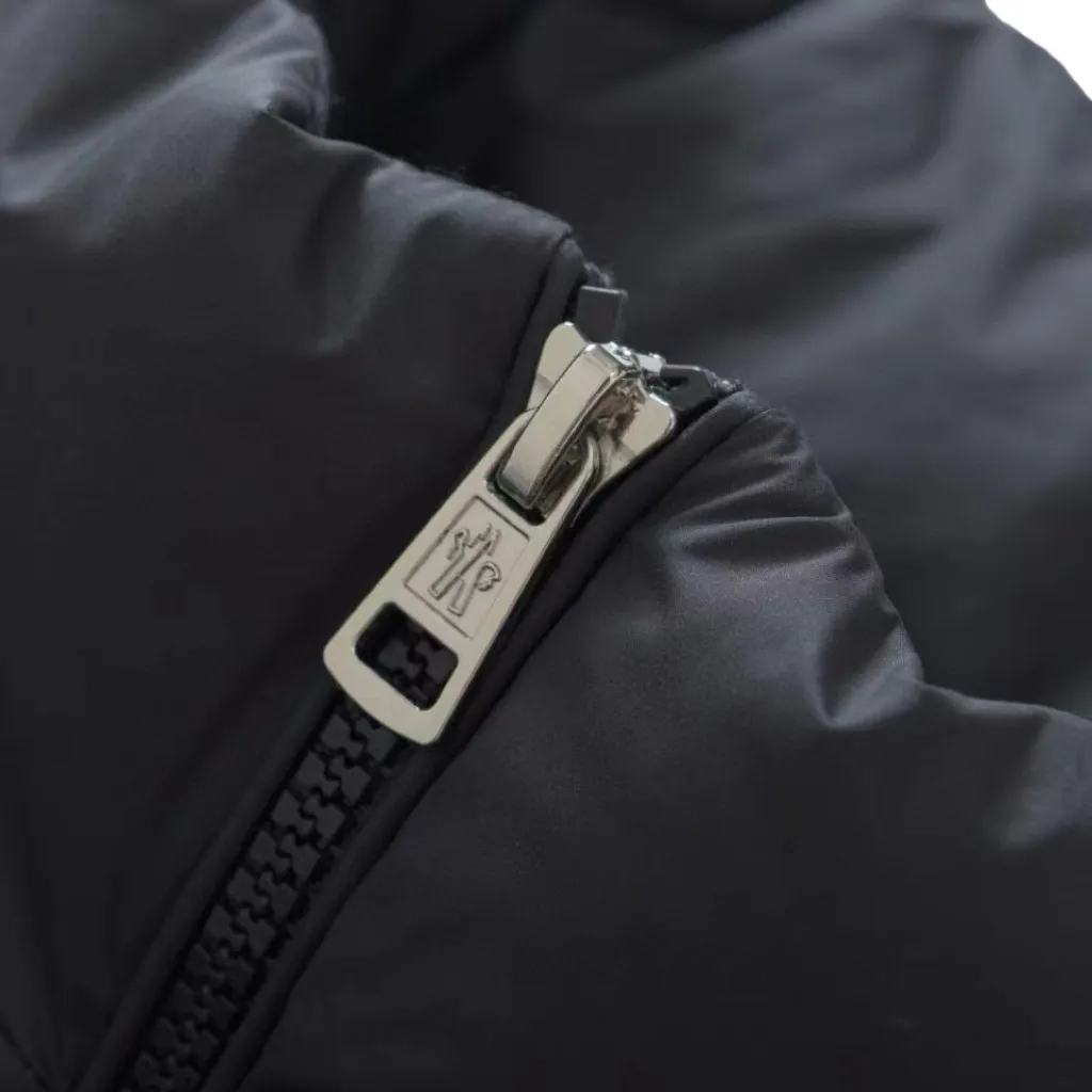 P830 [Exclusive supply] Moncler logo wool splicing down jacket (navy blue) is famous for its high-quality white duck down filling, with a down filling capacity of 110g, and excellent warmth retention effect. At the same time, the sweater is made of wool, cashmere and other natural fibers, which are soft, comfortable and skin-friendly. The fabric is made of high-density woven 100% polyester fiber, with a thickness of 0.08mm to avoid increasing the overall weight and being smooth. The high-density woven structure forms a wind resistance layer to protect the thermal efficiency of the thermal layer from loss. It can also withstand the expansion pressure of down and prevent deformation and damage after long-term use. The splicing design of sweaters and down jackets not only retains the thermal performance of down jackets, but also incorporates the fashion elements of sweaters, making the overall garment both practical and fashionable. The sweaters and down jackets are carefully spliced ​​to ensure comfortable wearing and are not prone to threading or velvet loss. The high collar design not only provides excellent thermal insulation effect, but also adds a unique sense of fashion, allowing the wearer to maintain style in the cold season. The stripes decorating the cuffs and hem are like bright brush strokes, embellished on the navy blue down jacket, injecting vitality and movement into the overall look, making the clothing more eye-catching. Size:1-2-3-4