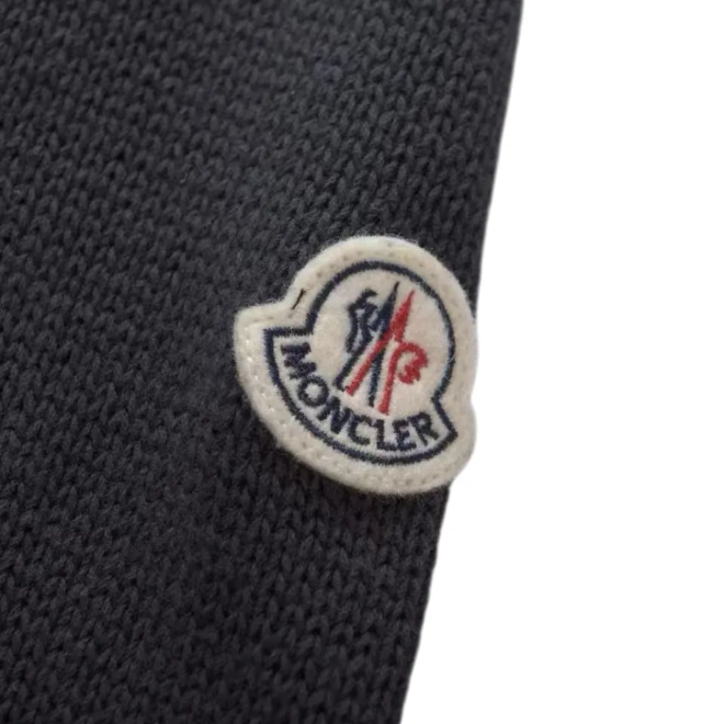 P830 [Exclusive supply] Moncler logo wool splicing down jacket (navy blue) is famous for its high-quality white duck down filling, with a down filling capacity of 110g, and excellent warmth retention effect. At the same time, the sweater is made of wool, cashmere and other natural fibers, which are soft, comfortable and skin-friendly. The fabric is made of high-density woven 100% polyester fiber, with a thickness of 0.08mm to avoid increasing the overall weight and being smooth. The high-density woven structure forms a wind resistance layer to protect the thermal efficiency of the thermal layer from loss. It can also withstand the expansion pressure of down and prevent deformation and damage after long-term use. The splicing design of sweaters and down jackets not only retains the thermal performance of down jackets, but also incorporates the fashion elements of sweaters, making the overall garment both practical and fashionable. The sweaters and down jackets are carefully spliced ​​to ensure comfortable wearing and are not prone to threading or velvet loss. The high collar design not only provides excellent thermal insulation effect, but also adds a unique sense of fashion, allowing the wearer to maintain style in the cold season. The stripes decorating the cuffs and hem are like bright brush strokes, embellished on the navy blue down jacket, injecting vitality and movement into the overall look, making the clothing more eye-catching. Size:1-2-3-4