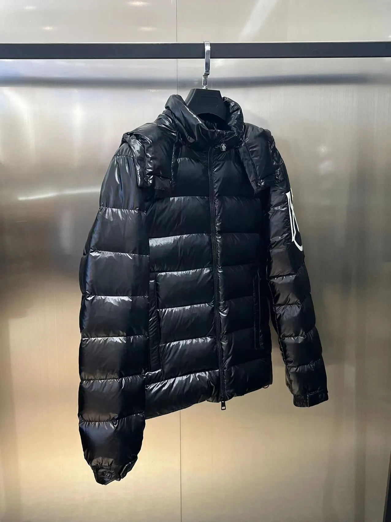 P860 ⬆️🆕❤️2023🆕Wang Yibo's same Moncler Mariveles down jacket draws inspiration from camping and integrates dynamic technological texture. It is made of polyester, hooded style, the hood can be detached at will, pt Size: 123456 Color: Black