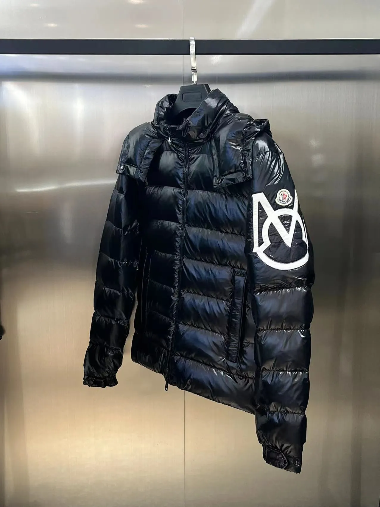 P860 ⬆️🆕❤️2023🆕Wang Yibo's same Moncler Mariveles down jacket draws inspiration from camping and integrates dynamic technological texture. It is made of polyester, hooded style, the hood can be detached at will, pt Size: 123456 Color: Black