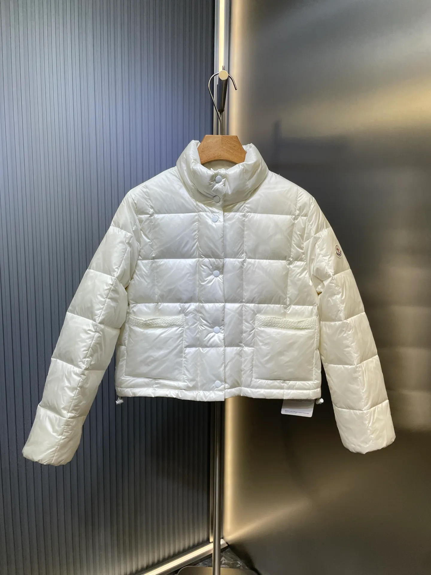 P690 Moncler🌟Thin stand-up collar and lapel down jacket. Customized YB imported nylon material. The craftsmanship is restored. Upgraded material. It has the waterproof, windproof and cold-proof function of nylon. White goose down filling inside. The whole piece is light and warm. Zipper placket. Lapel stand-up collar two-wear design. Classic rectangular strip embossing treatment. The iconic logo patch embellishment on the outside of the arm shows a low-key sense of luxury. The woven upper edge pocket design is practical to keep out the cold. Exquisite details can successfully get rid of dullness. Integrate warmth and fashion. Customized surface accessories. Look for the correct version. Filled with velvet logo. Size: s m l