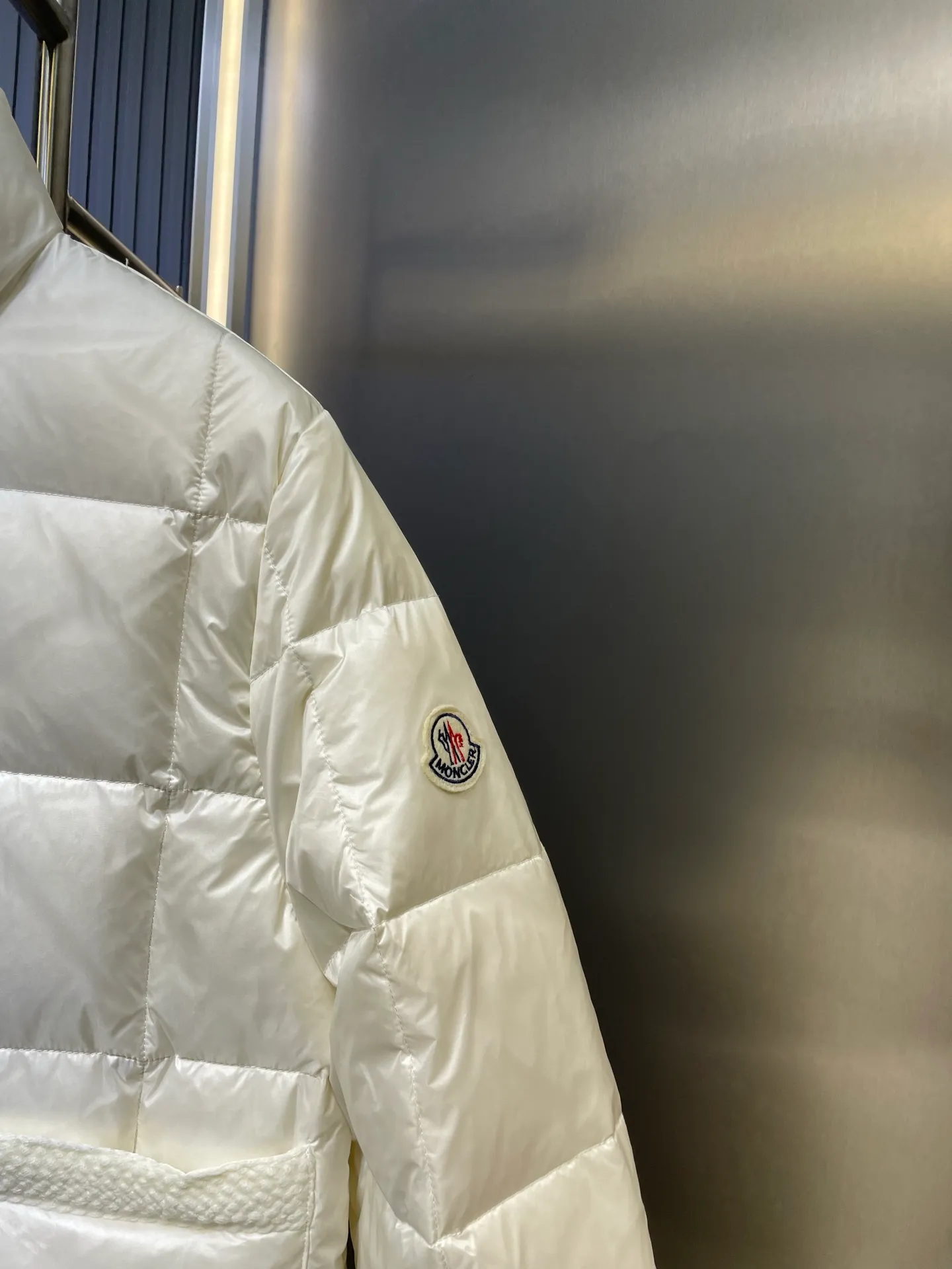 P690 Moncler🌟Thin stand-up collar and lapel down jacket. Customized YB imported nylon material. The craftsmanship is restored. Upgraded material. It has the waterproof, windproof and cold-proof function of nylon. White goose down filling inside. The whole piece is light and warm. Zipper placket. Lapel stand-up collar two-wear design. Classic rectangular strip embossing treatment. The iconic logo patch embellishment on the outside of the arm shows a low-key sense of luxury. The woven upper edge pocket design is practical to keep out the cold. Exquisite details can successfully get rid of dullness. Integrate warmth and fashion. Customized surface accessories. Look for the correct version. Filled with velvet logo. Size: s m l