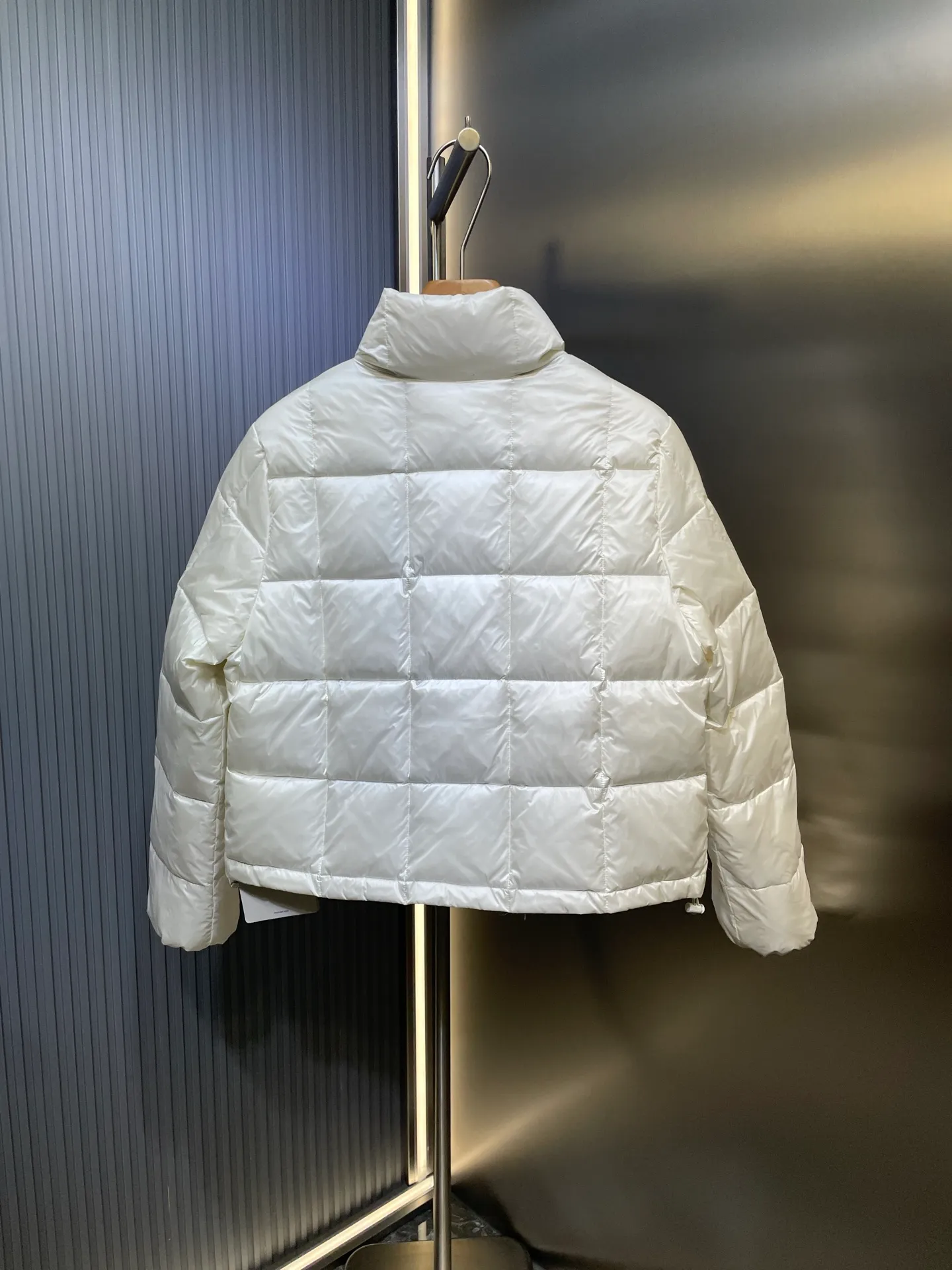 P690 Moncler🌟Thin stand-up collar and lapel down jacket. Customized YB imported nylon material. The craftsmanship is restored. Upgraded material. It has the waterproof, windproof and cold-proof function of nylon. White goose down filling inside. The whole piece is light and warm. Zipper placket. Lapel stand-up collar two-wear design. Classic rectangular strip embossing treatment. The iconic logo patch embellishment on the outside of the arm shows a low-key sense of luxury. The woven upper edge pocket design is practical to keep out the cold. Exquisite details can successfully get rid of dullness. Integrate warmth and fashion. Customized surface accessories. Look for the correct version. Filled with velvet logo. Size: s m l