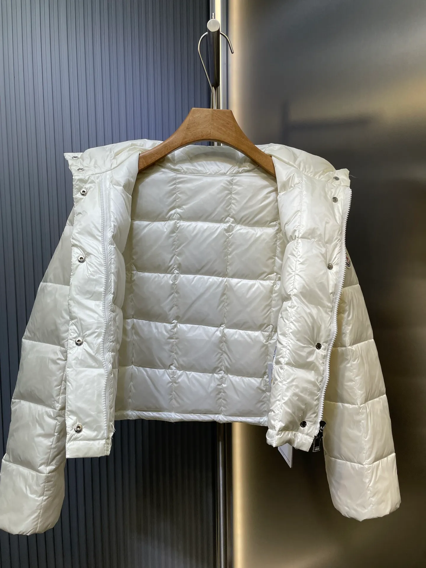 P690 Moncler🌟Thin stand-up collar and lapel down jacket. Customized YB imported nylon material. The craftsmanship is restored. Upgraded material. It has the waterproof, windproof and cold-proof function of nylon. White goose down filling inside. The whole piece is light and warm. Zipper placket. Lapel stand-up collar two-wear design. Classic rectangular strip embossing treatment. The iconic logo patch embellishment on the outside of the arm shows a low-key sense of luxury. The woven upper edge pocket design is practical to keep out the cold. Exquisite details can successfully get rid of dullness. Integrate warmth and fashion. Customized surface accessories. Look for the correct version. Filled with velvet logo. Size: s m l