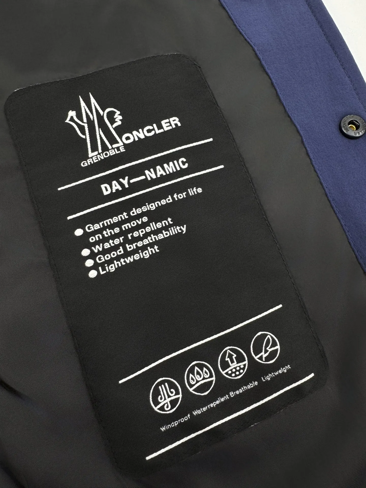 P610 Moncler Grenoble functional outdoor jacket Custom dyed double stretch mercerized poplin Custom dyed soft mesh pongee Excellent texture Comfortable and close to the skin Navy blue inspired by the deep sea Low-key statement of the contemporary gentleman Precision narrative of functional pocket system Balance of function and aesthetics The iconic Moncler logo appears on the sleeves for full recognition The triangular logo of the same color is hidden into the fabric texture like a mark in the undercurrent of the deep sea, extremely invisible and visible The detachable sleeve design allows for diversified outfits The style can be switched freely, chic and noble, taking into account the balance between outdoor practicality and urban aesthetics, leading the fashion. Process 1: Using three-in-one process, the glue is evenly coated on the surface of the substrate that needs to be composited, and then dried and solidified. Then the substrate coated with the adhesive film is laminated with the non-woven fabric, and then cooled and solidified, and then composited with the filter non-woven fabric. The workmanship is cumbersome and complex, time-consuming and labor-intensive. Process 2: Embossed composite technology through computer scanning. Ensure that the size and shape of the imprint are consistent with the original, then use special glue as an adhesive to combine and then solidify to achieve complete dryness and the best bonding effect. Process 3: Use CNC laser burning and cutting. Based on the high-energy characteristics of the laser, the moving path of the laser beam is precisely controlled by the laser generator to achieve precise cutting of the shape. Process 4: Template machine bag opening. The preset template guides the position, shape and size of the bag opening. The accuracy ensures the quality of the bag opening effect. Process 5: Uses infrared special machine to tack buttons. The position is more precise and firm. Accessories: Customized 1:1 Moncler snap button Customized 1:1 Moncler resin buckle Customized 1:1 Moncler logo stamp Customized 1:1 Moncler logo armband Customized 1:1 Moncler zipper rope ring Customized 1:1 Moncler zipper pull Customized 1:1 Moncler trademark Version: Loose version Function: Detachable sleeve splicing Style can be switched at will Size: 1 2 3 4