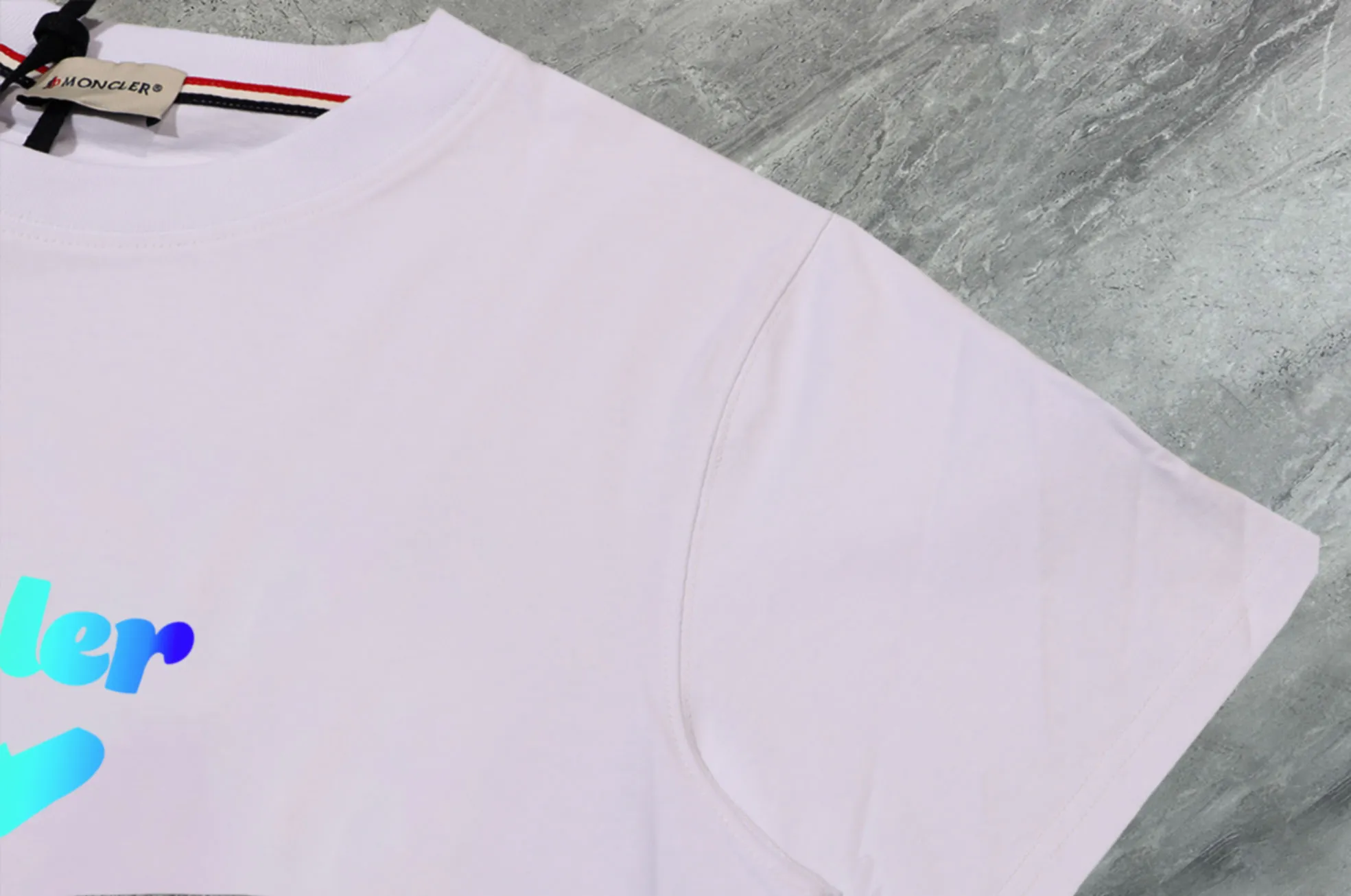 P140 💰Upgraded version "Mobile phone smart sensor ~ NFC chip armband ~ direct access to the official website for anti-counterfeiting" "Moncler ~ Mouth Mouth" 2025 new high-quality round neck short-sleeved T-shirt. The cuffs have imported embroidered labels. Customized dyeing, very comfortable to touch. Super versatile and good-looking short-sleeved. Complete with three labels. Non-market ordinary version. Feel free to compare. Quality is absolutely guaranteed! ‼ First of all, this original fabric is all custom-woven with 32-count double yarn fabric, 250G, and the weight is the same‼ Fine workmanship, double waistcoat method, double waistcoat method, double waistcoat method makes the whole dress more three-dimensional, which is not a craft that ordinary T-shirts can achieve🤪 Size: S-M-L-XL-2XL Color: black, white, apricot, same style for men and women