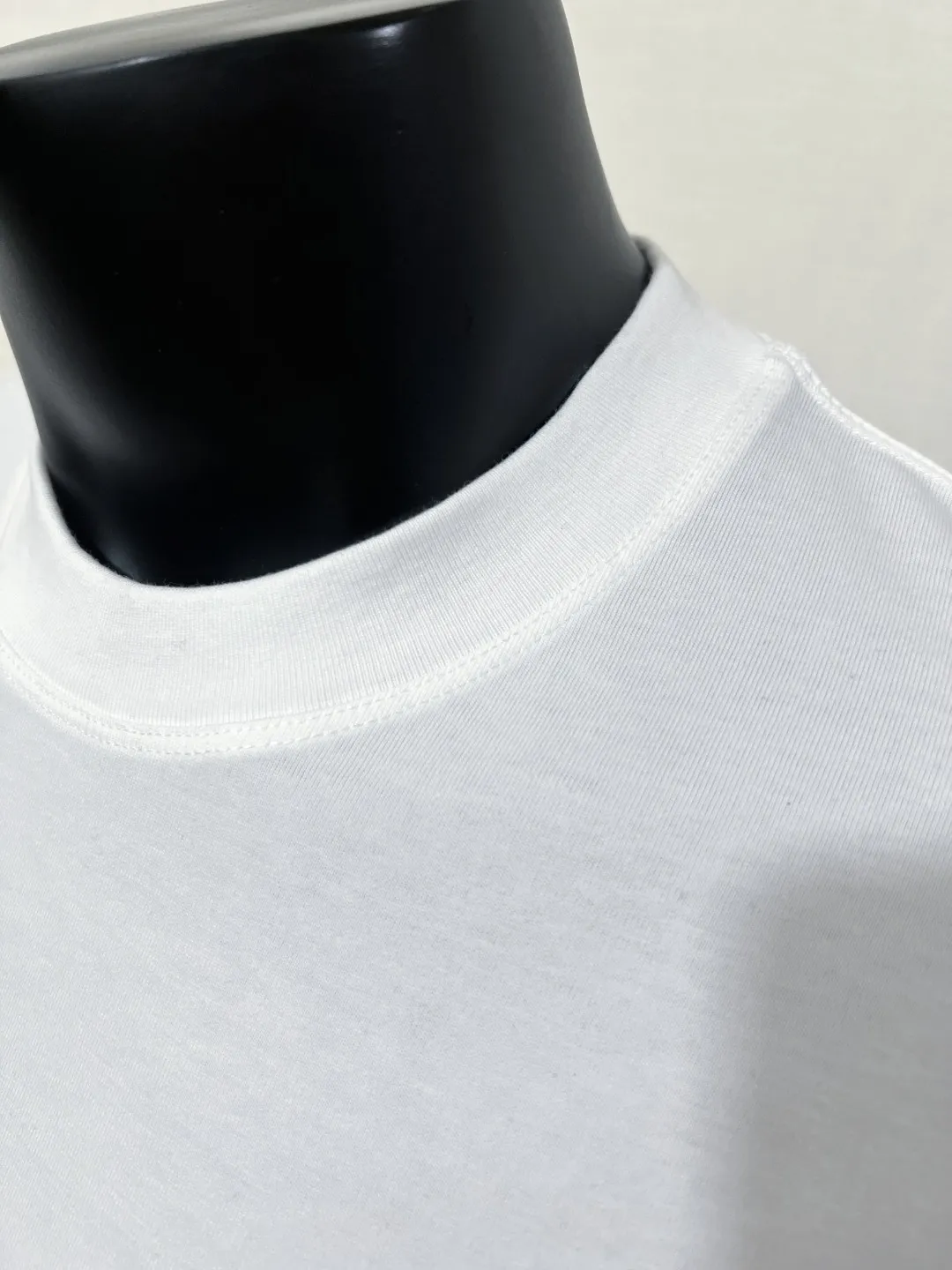 P140 MONCLER classic model is now on sale on the official website; small label embroidery; supports NFC scanning to enter the official website; selects 240g double yarn 100% cotton fabric; exquisite embroidered logo small label on the chest, logo size letter details are consistent with the official website; simple and classic style, versatile, durable and durable, the same style as Internet celebrity stars! Color: black white, size XS-L (can wear up to 200 pounds)