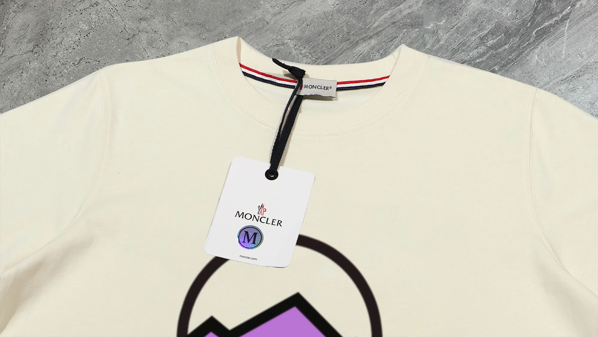 P210 High-version sweatshirt) [Long-term stock] 〖𝐌𝐎𝐍𝐂𝐋𝐄𝐑~Mask〗 Made of 440g heavy-weight fabric. It is different from the market currency. It can be matched with any variety and is properly handsome. 😎The whole dress is made of double waistcoats. The double waistcoats make the whole dress more three-dimensional. Not ordinary factories can do such fine work. 2025 Spring runway version of the T stage, on sale at the counter, round neck terry sweatshirt, high-end double-strand pure cotton, custom-made stretch ribs, dyed in the same vat, complete with three standards, matched with exquisite embroidered LOGO on the chest, simple and advanced, same style for men and women. Color: black, apricot, white, size: S M L XL 2XL