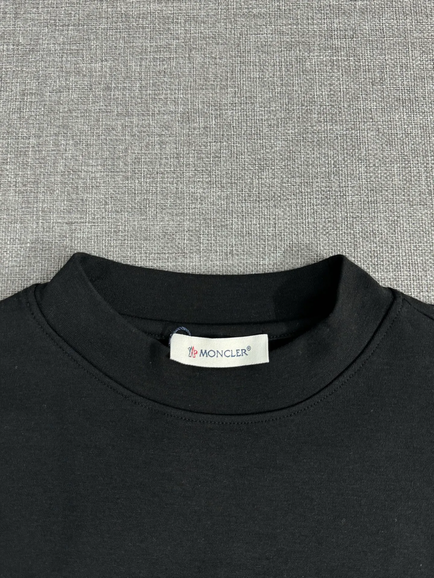 P310 Moncler half-high collar letter embroidered plus velvet long-sleeved bottoming shirt. The fabric is soft. Made of imported high-density double-sided stretch cotton fabric. Same style for men and women. Full details. Original pattern. Size: S-2XL.