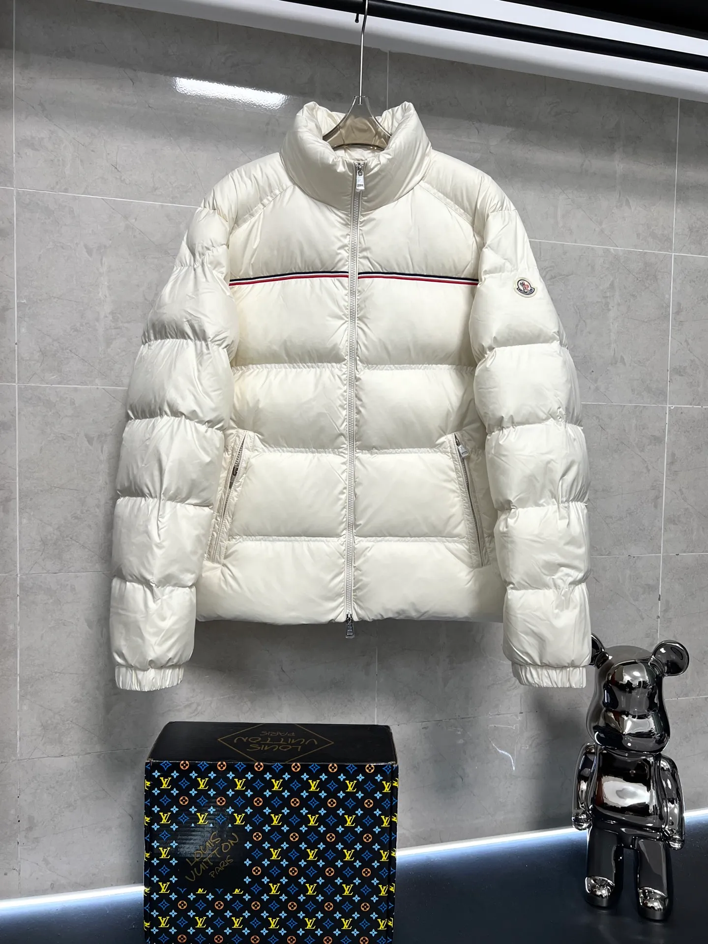 P900 Moncler Bouvaque short zipper stand collar long-sleeved jacket, the stand collar design is simple and elegant, the red and black stripe decoration on the chest adds a sense of fashion, and the full down filling ensures excellent warmth. Filled with 90% white duck down, top quality, classic tailoring. The upper body is full of street style; all the latest version of the hardware and accessories are custom molded to restore the original shape, the upper body has an excellent silhouette, and the three labels are complete! GW will update at the same time. Color: White Size: 1-5