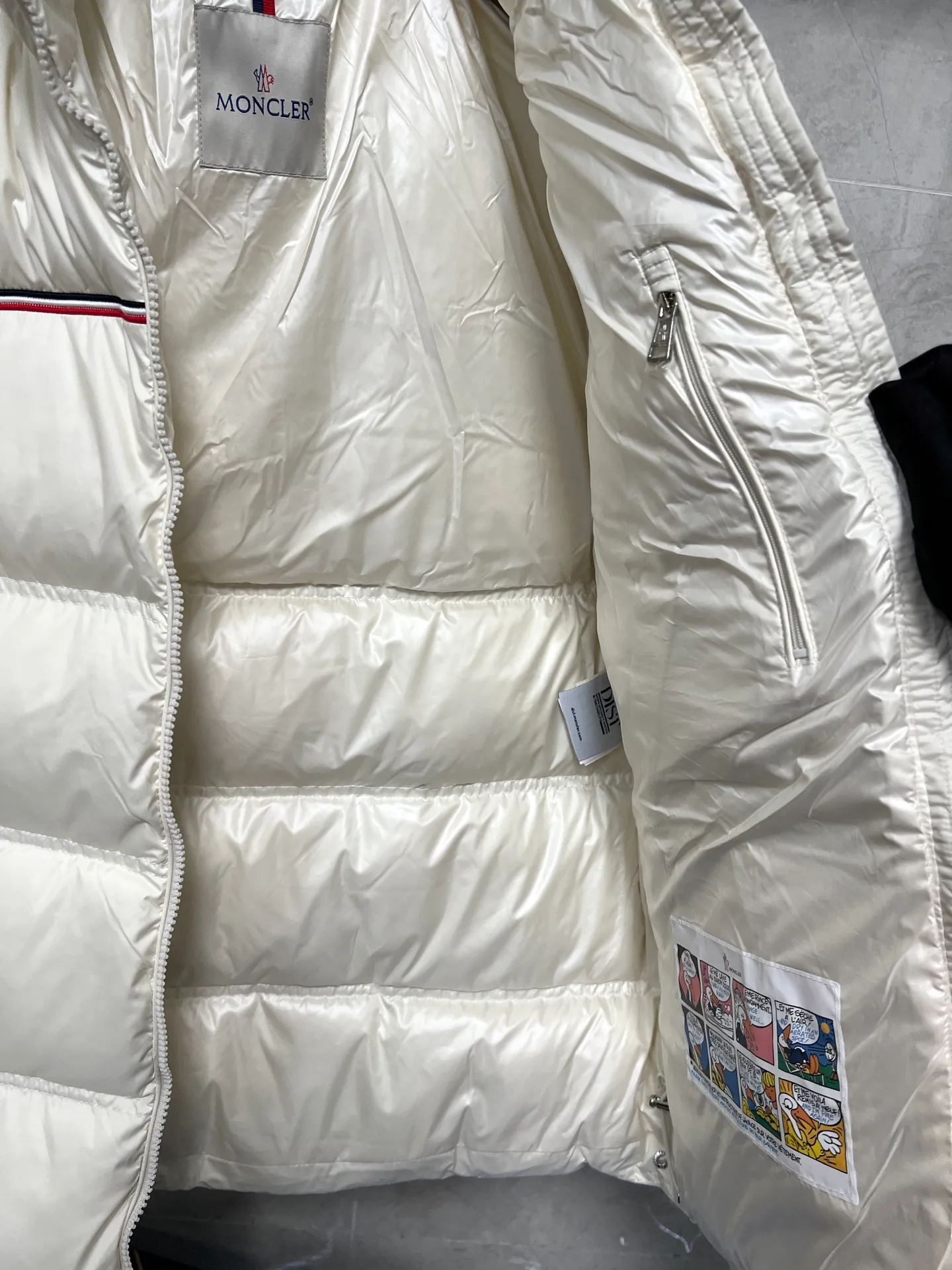 P900 Moncler Bouvaque short zipper stand collar long-sleeved jacket, the stand collar design is simple and elegant, the red and black stripe decoration on the chest adds a sense of fashion, and the full down filling ensures excellent warmth. Filled with 90% white duck down, top quality, classic tailoring. The upper body is full of street style; all the latest version of the hardware and accessories are custom molded to restore the original shape, the upper body has an excellent silhouette, and the three labels are complete! GW will update at the same time. Color: White Size: 1-5