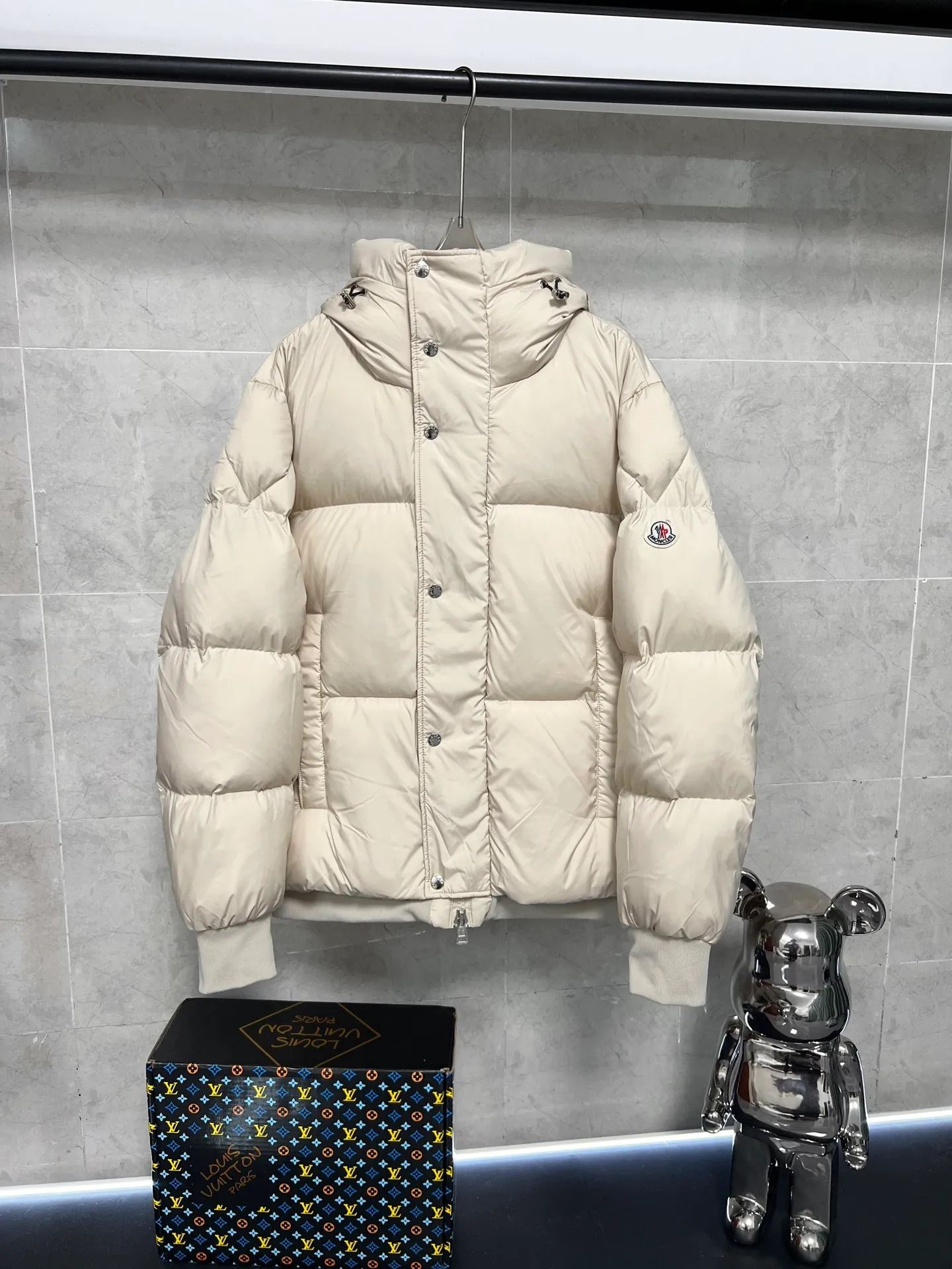 P920 [Highest version] moncler 🌟down jacket. Original 1:1 customized hardware accessories, all imported and original customization. Welcome to compare at the counter. Absolutely high quality. Use top 90 duck down. Super soft. Top version, full and fluffy. Super heavy workmanship. Fabric workmanship is perfect. Note: super soft. Size: 12345