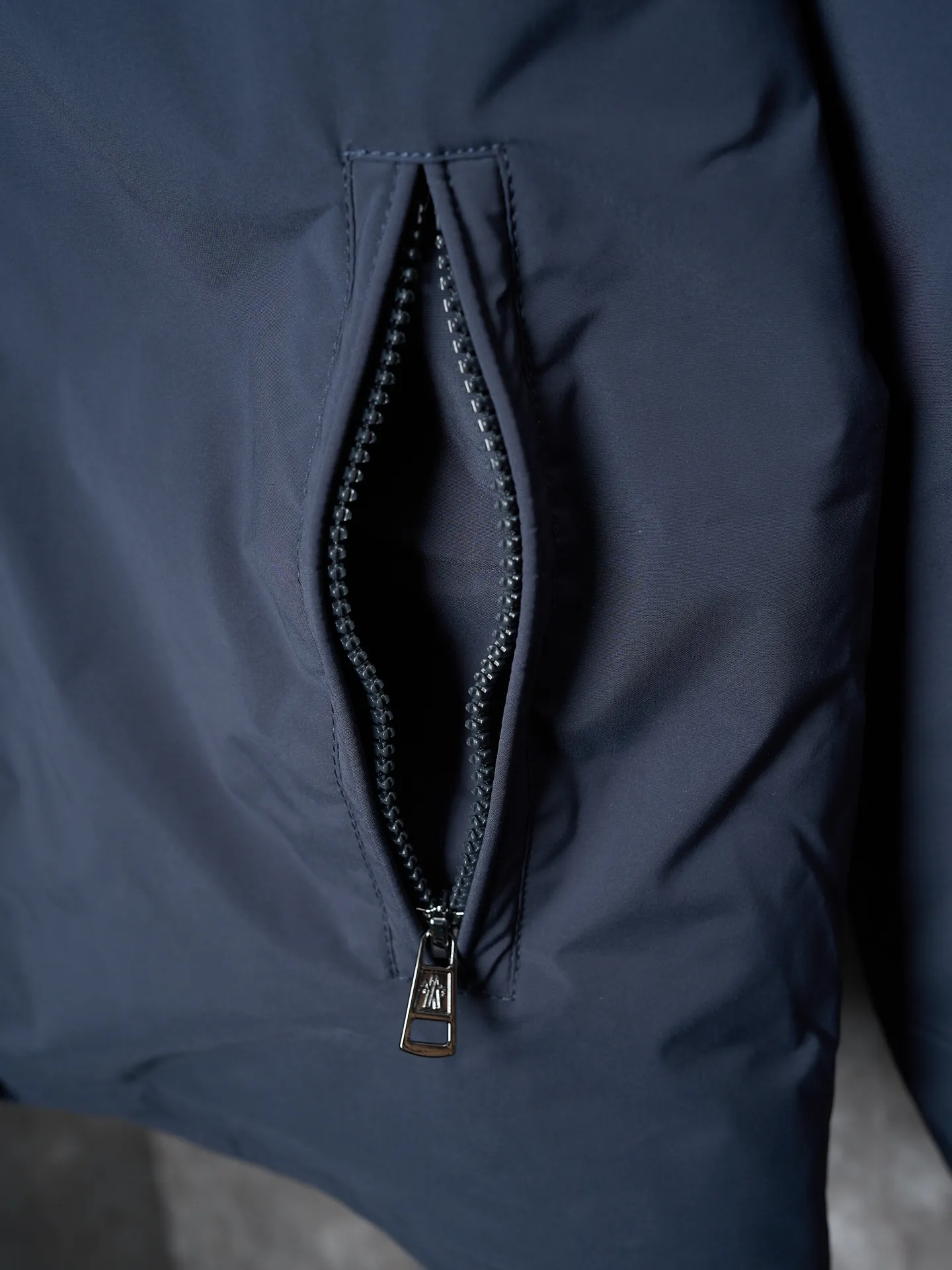 P900 Actual hanging auction] MONCLER/Maskled single-breasted zipper solid color badge stand collar down jacket [Ready stock] 1 2 3 4 High-quality filling: 90 white duck down is selected, weighing 210g, ensuring excellent thermal insulation performance. After strict screening and processing, the velvet is not easy to drill, ensuring durability. After selecting 100% polyester fiber and undergoing microfiberization treatment, the individual fibers become extremely fine, which greatly increases the fiber surface area, making the fabric soft, smooth, and close to natural fibers in touch. The high-density textile method makes the structure tight, thus giving it a certain degree of wrinkle resistance, windproof warmth and wear resistance.  The inner lining is made of 100% polyamide. The high-density and tight weaving process prevents fine lint from getting out of the gaps in the fabric. The smooth surface improves the putting on and taking off experience, and the excellent wear and tear resistance ensures damage caused by frequent use, while the light and soft texture does not affect the overall weight.  : The interior is quilted with imported No. 7 needles + anti-velvet thin threads, with 13 stitches every three centimeters. The stitches are straight and there is no skipped stitches.  The stand-up collar makes the overall lines look more concise and capable, can wrap the neck well, prevent cold wind from entering, and has excellent thermal insulation performance. Whether worn with a scarf or worn alone, combined with the characteristics of the version, it looks energetic, neat and not bloated.