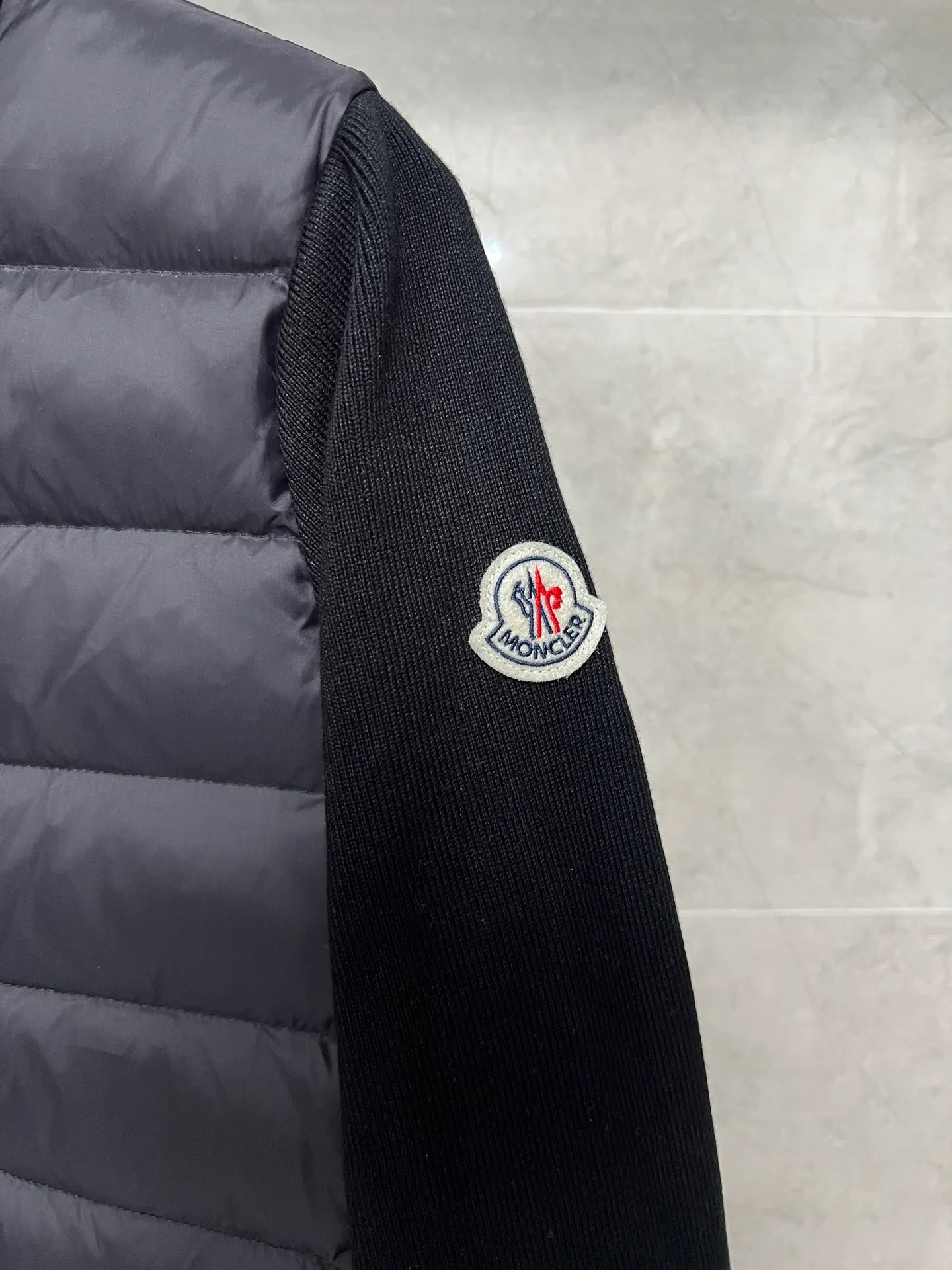 P640 Moncler Mouth Women's Knitted Splicing Stand Collar Thin Down Jacket A great inner wear item for winter!!! Several styles of sweaters and down are released at this time of year. In fact, sweaters and down are always in the basic style. They can be worn alone or layered to create a more layered look!!! The front is made of down, and the back and both sleeves are made of wool blended fabrics. The soft and delicate knitted feel is not irritating at all! This quality It feels great, the velvet is large, fine and stemless, and full of fluffiness! It has enough filling, and its thermal insulation performance is not to mention!!! It is windproof and warm, eliminating any possibility of velvet running. It feels silky and smooth, and the stiffness is also very good. This is the time to prepare a thin and light model! It will not look bloated at all, not to mention it is an evergreen model with a spliced design!!! Color: Black White Size: S M L