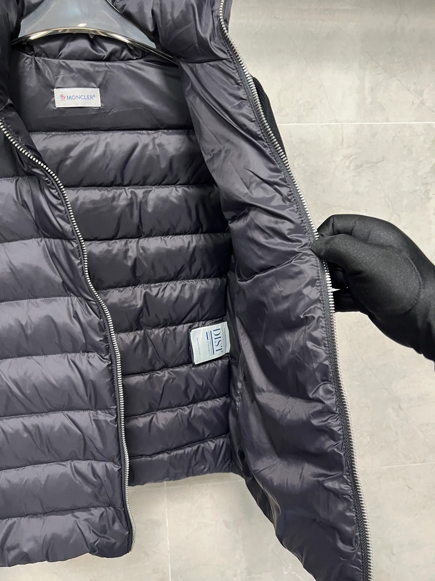 P640 Moncler Mouth Women's Knitted Splicing Stand Collar Thin Down Jacket A great inner wear item for winter!!! Several styles of sweaters and down are released at this time of year. In fact, sweaters and down are always in the basic style. They can be worn alone or layered to create a more layered look!!! The front is made of down, and the back and both sleeves are made of wool blended fabrics. The soft and delicate knitted feel is not irritating at all! This quality It feels great, the velvet is large, fine and stemless, and full of fluffiness! It has enough filling, and its thermal insulation performance is not to mention!!! It is windproof and warm, eliminating any possibility of velvet running. It feels silky and smooth, and the stiffness is also very good. This is the time to prepare a thin and light model! It will not look bloated at all, not to mention it is an evergreen model with a spliced design!!! Color: Black White Size: S M L